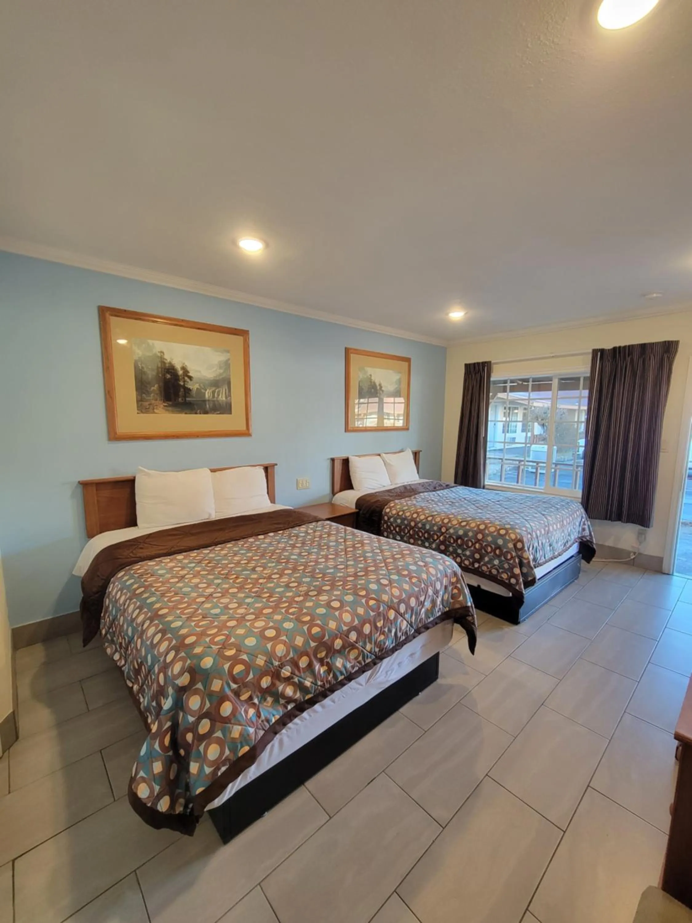 Bedroom, Bed in Townhouse Motel