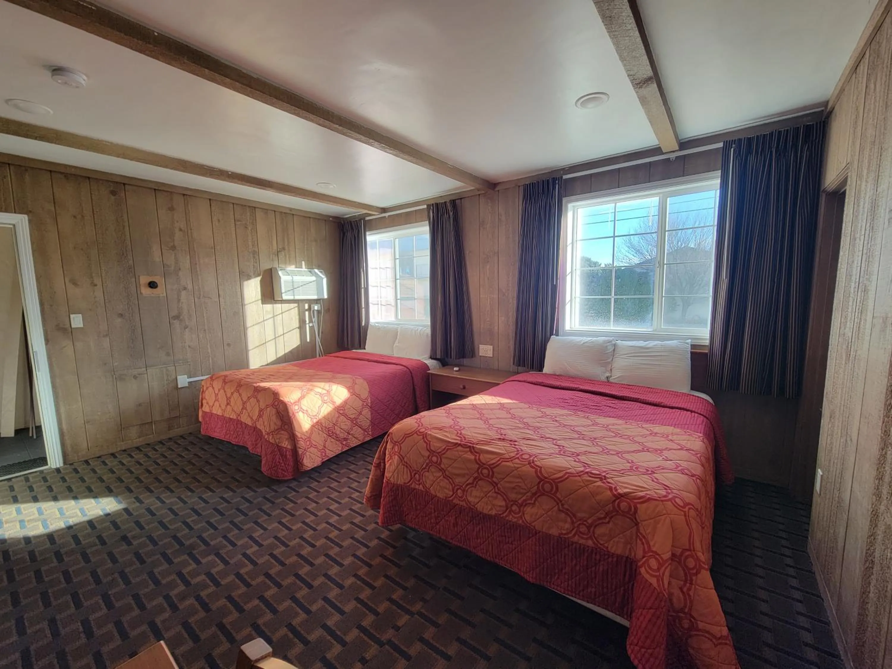 Bedroom, Bed in Townhouse Motel