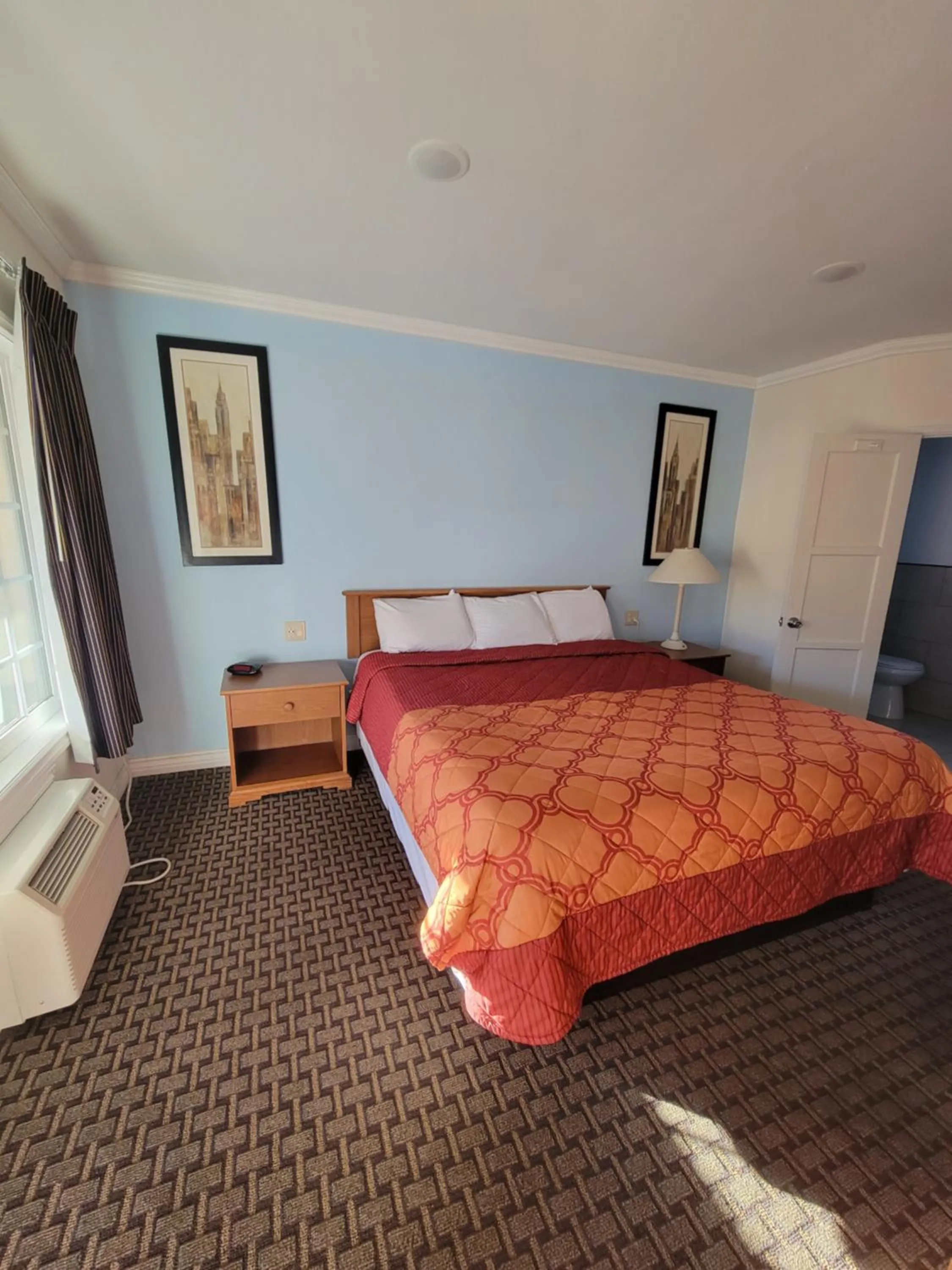 Bedroom, Bed in Townhouse Motel