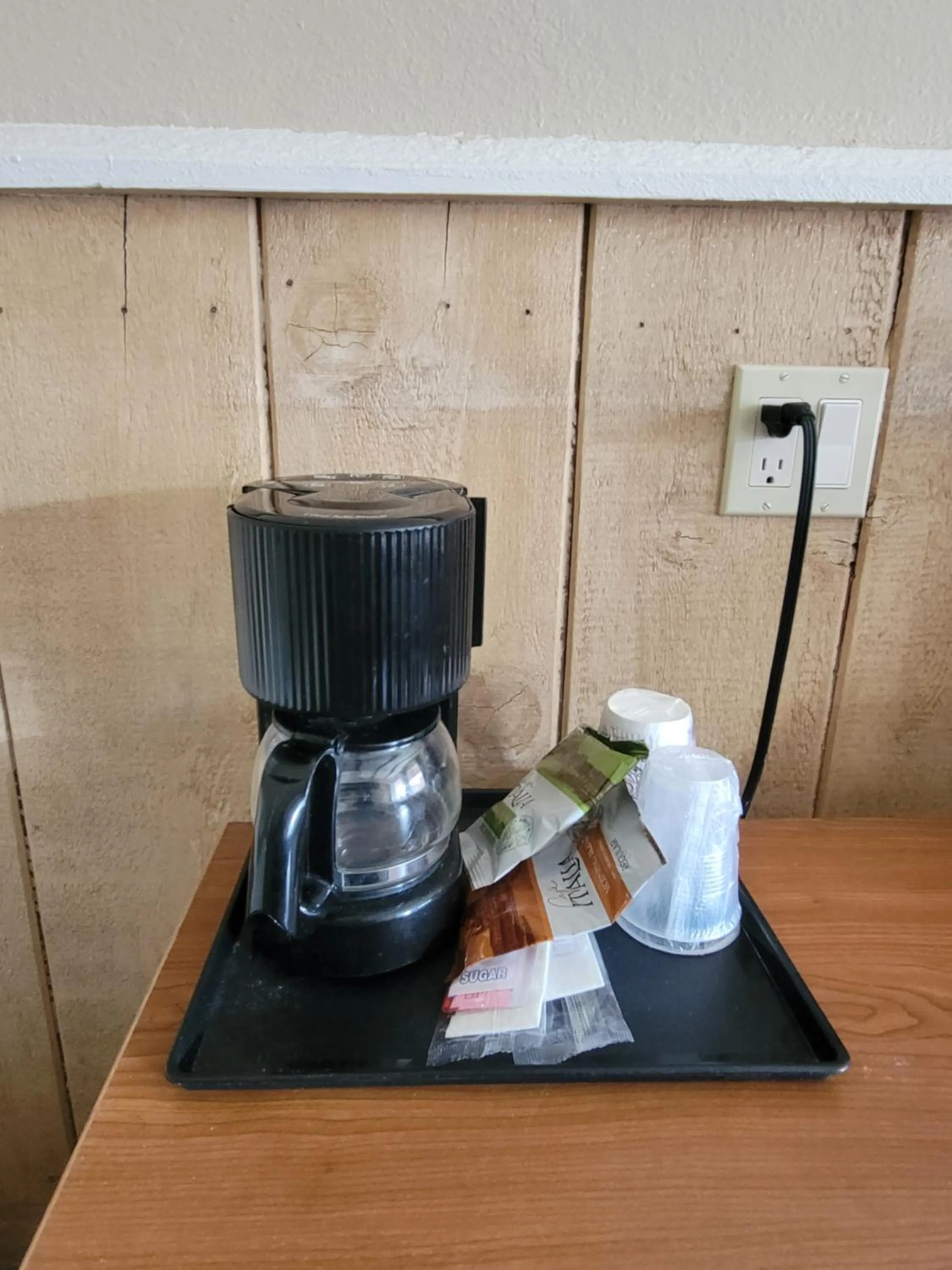Coffee/tea facilities in Townhouse Motel