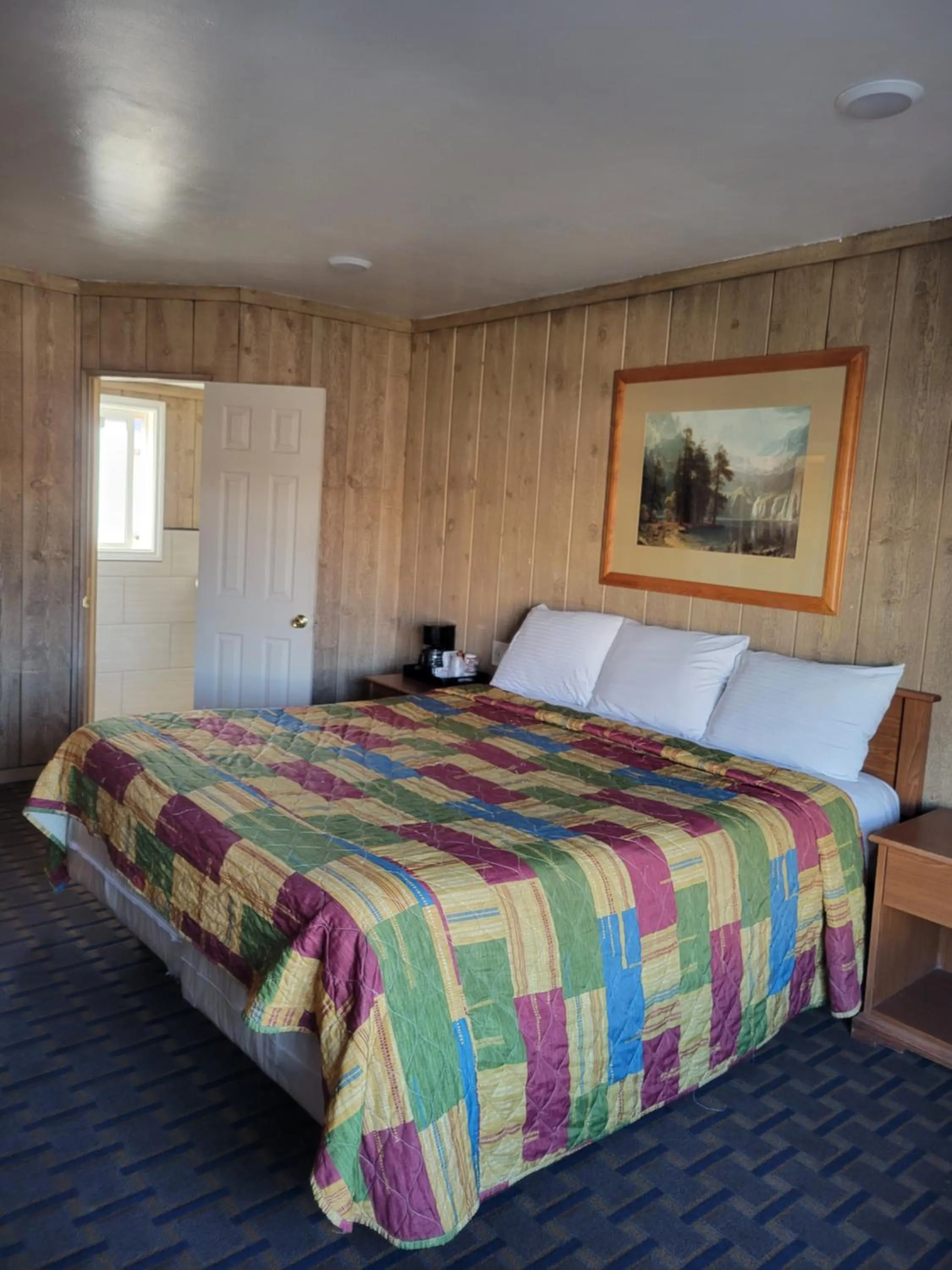 Bedroom, Bed in Townhouse Motel