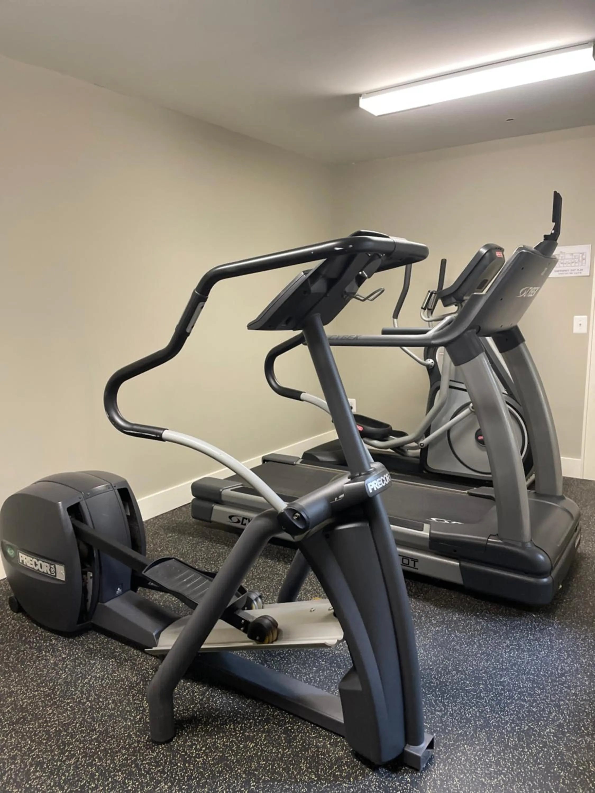 Fitness centre/facilities in Culpeper Center Suites