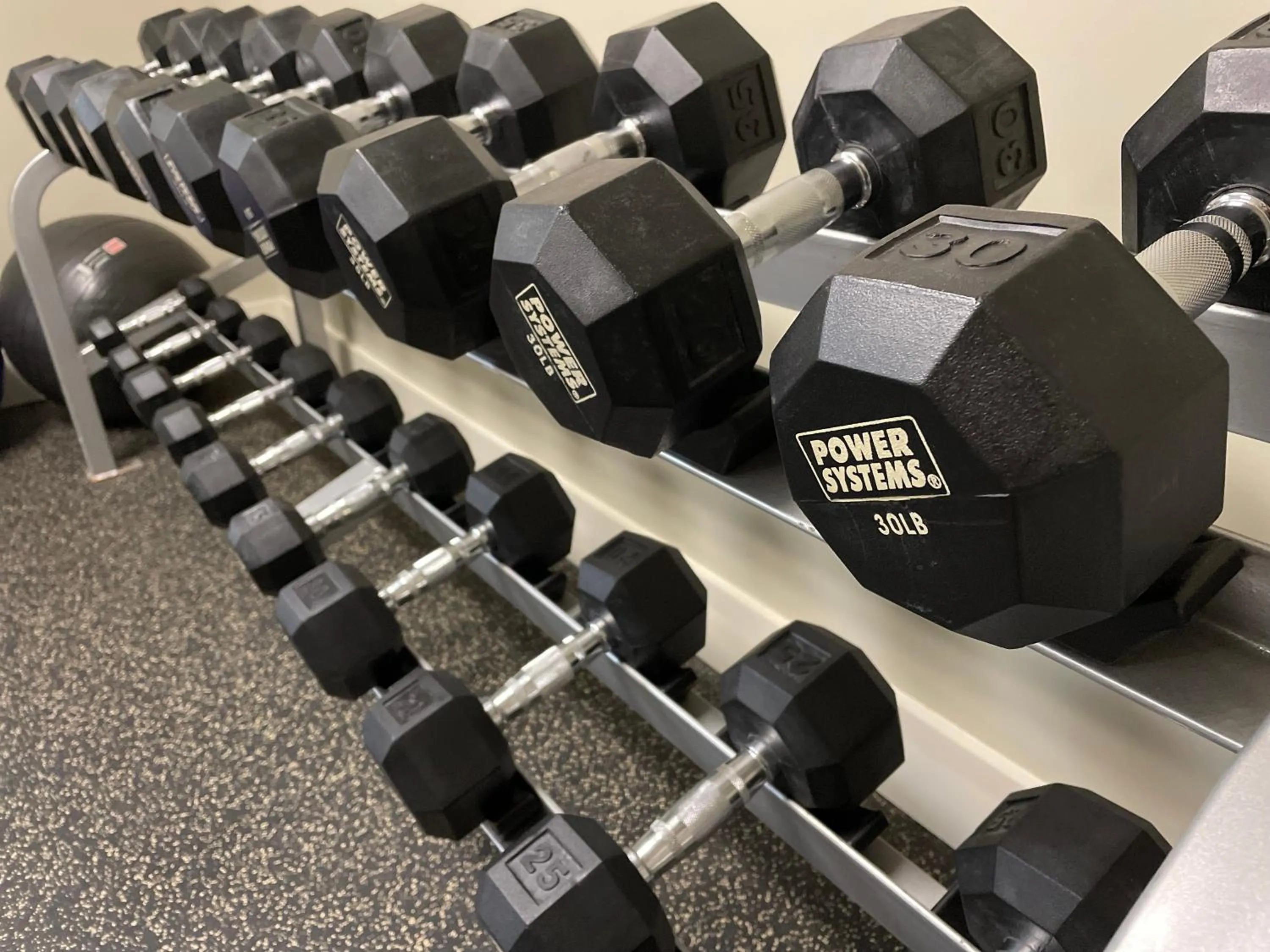 Fitness centre/facilities in Culpeper Center Suites