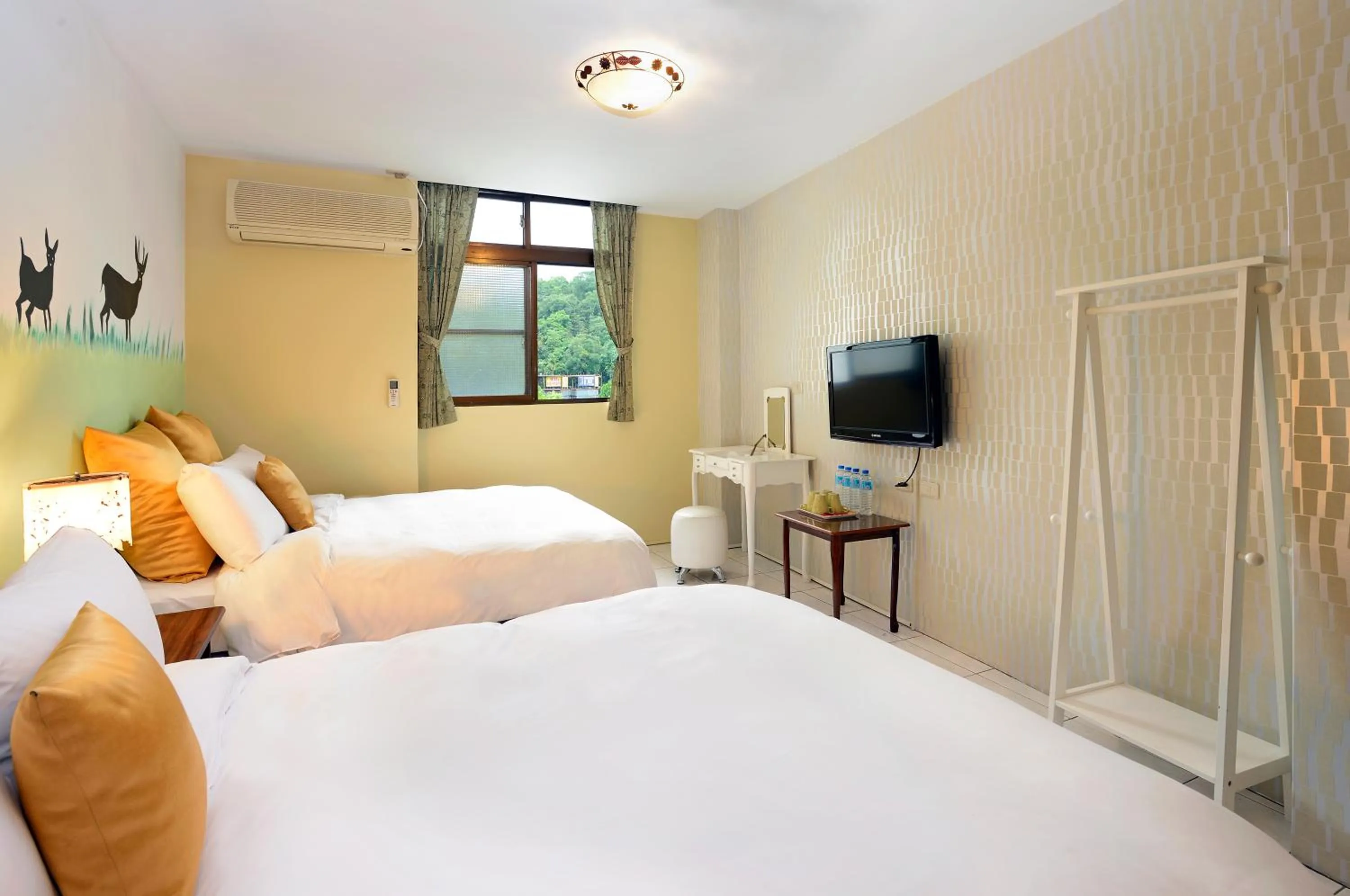 Photo of the whole room, Bed in Sun Moon Lake Loft Inn