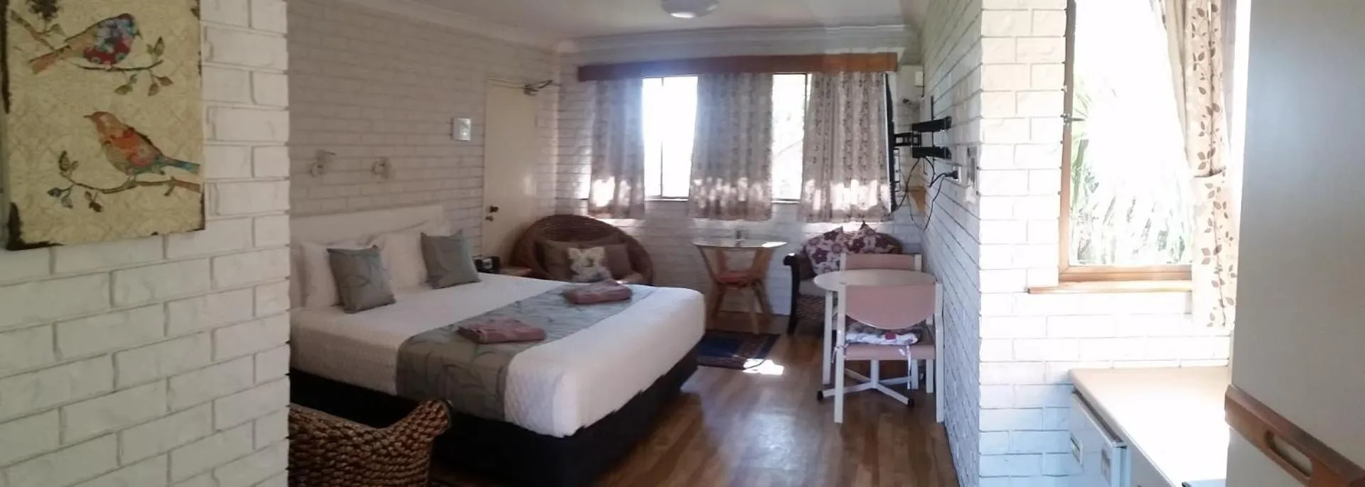 Pool view in Holland Park Motel