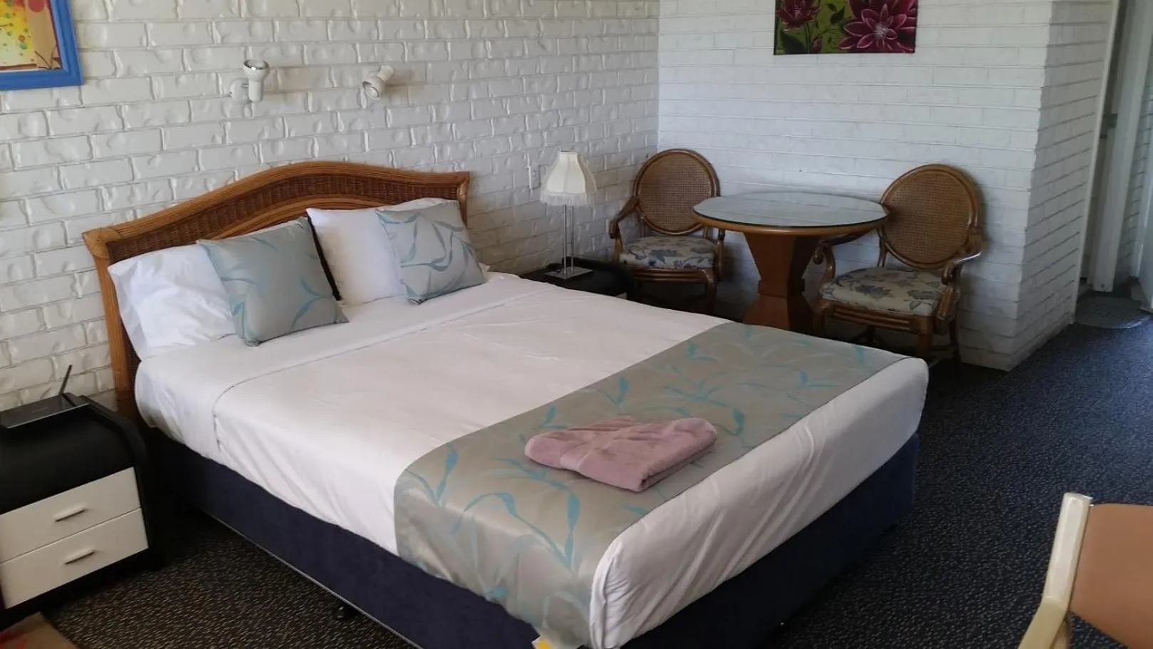 Decorative detail, Bed in Holland Park Motel