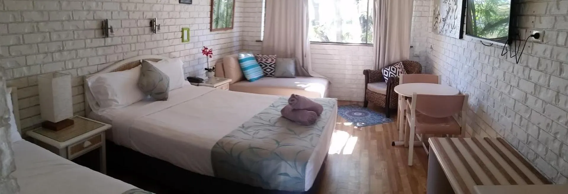 Photo of the whole room, Bed in Holland Park Motel