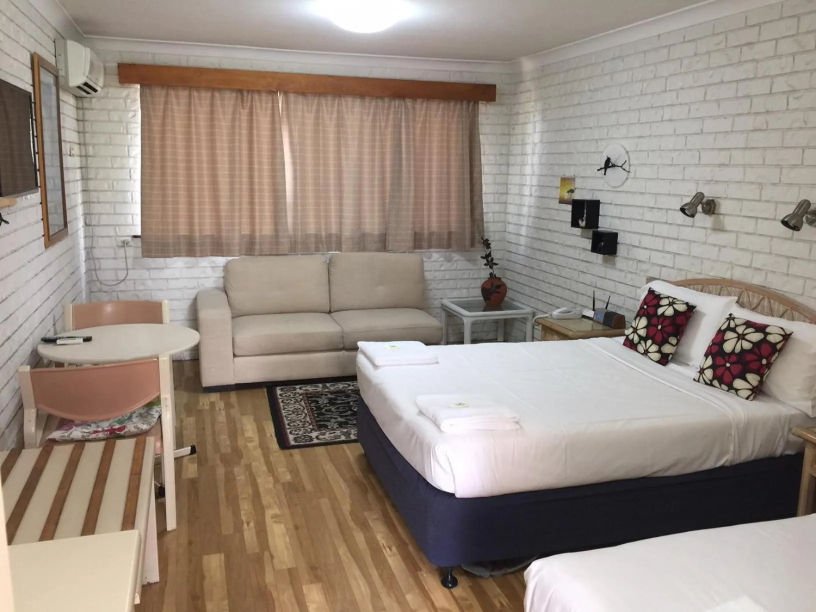 Seating area, Bed in Holland Park Motel