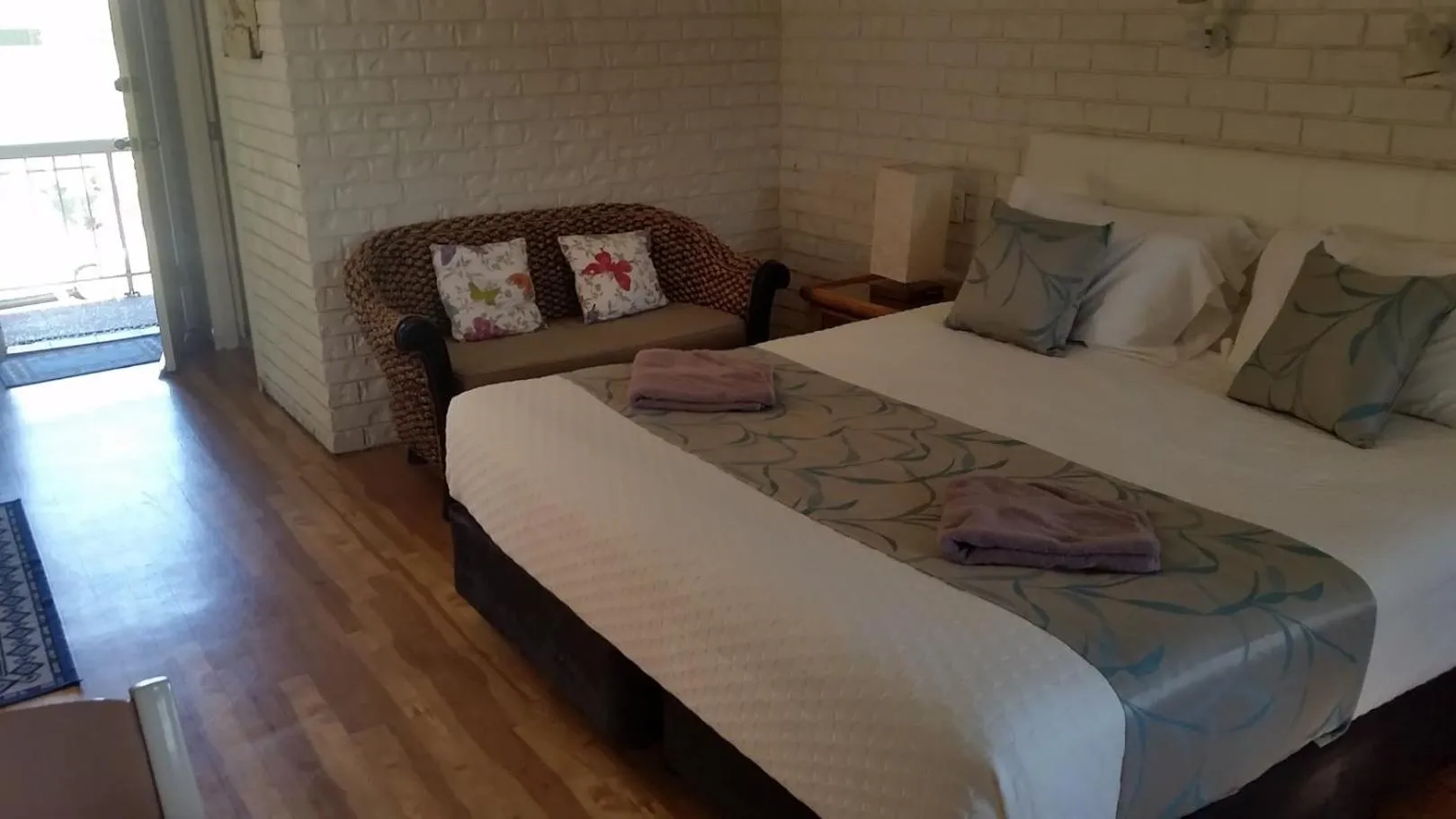 Seating area, Bed in Holland Park Motel