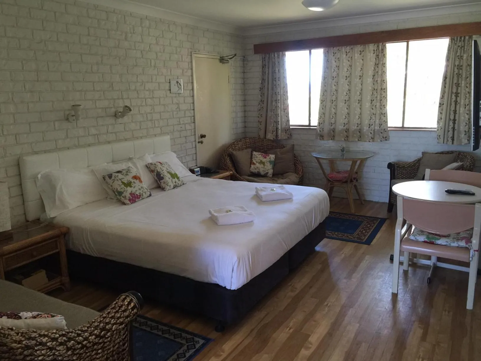 Living room, Bed in Holland Park Motel