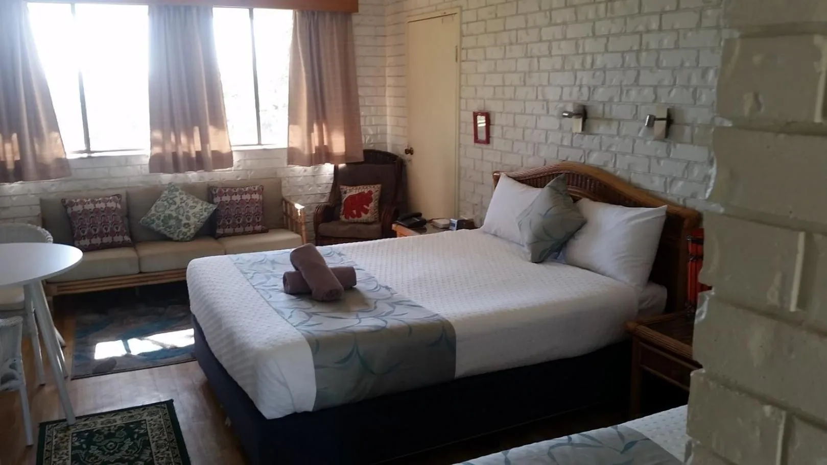 Seating area, Bed in Holland Park Motel