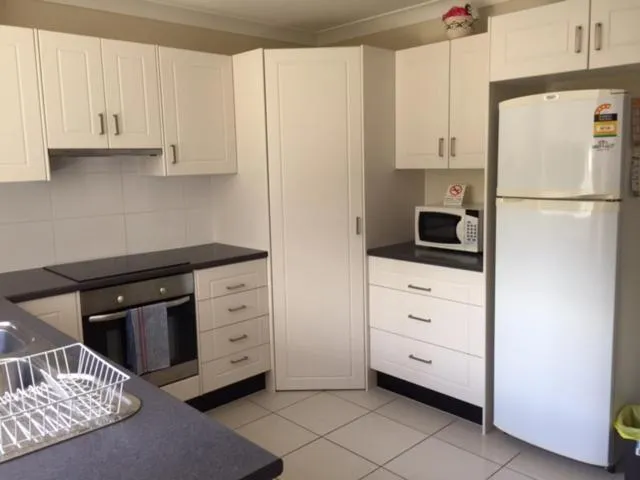 Kitchen or kitchenette in Holland Park Motel