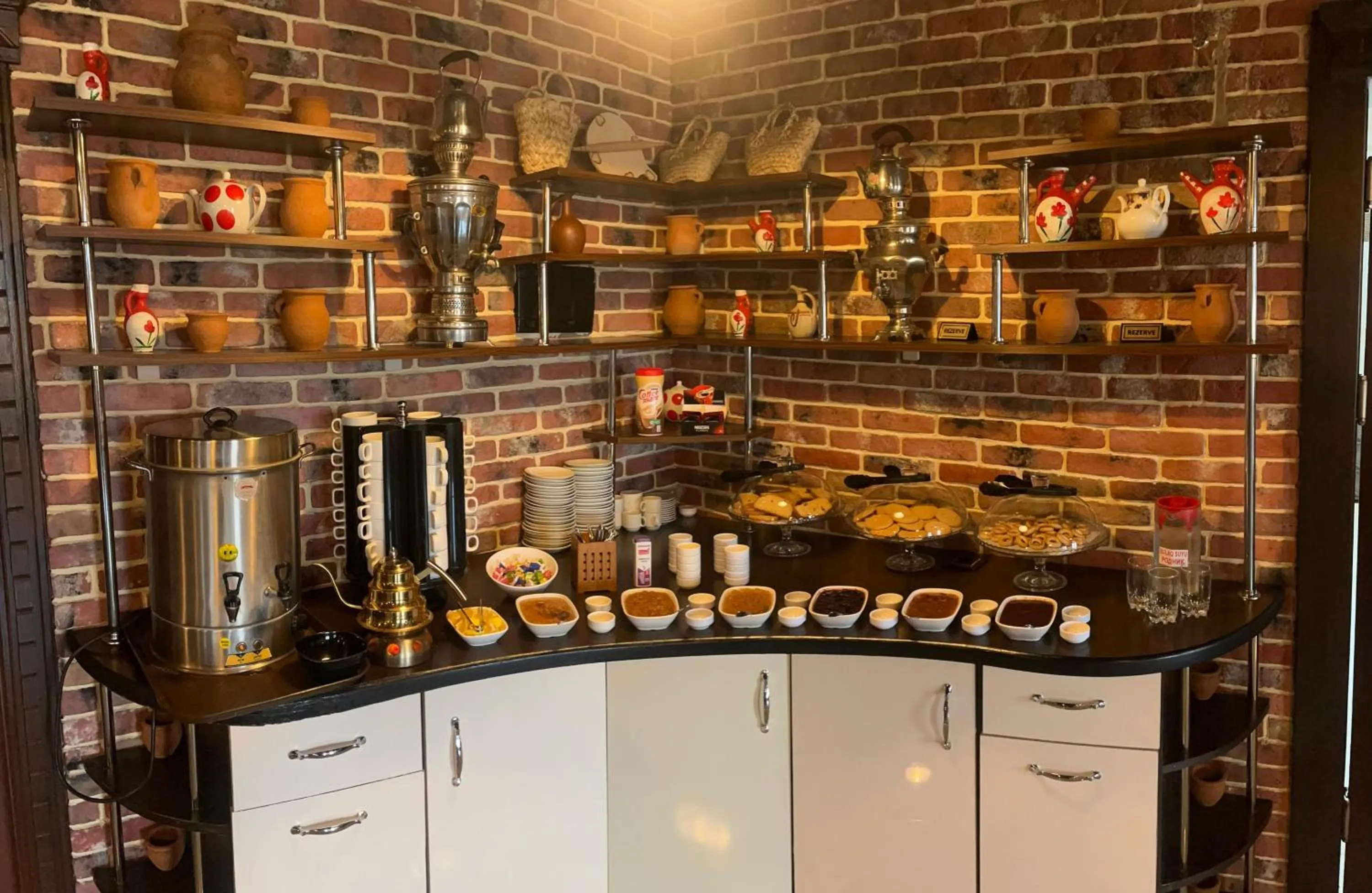 Restaurant/places to eat in Starway Hotel