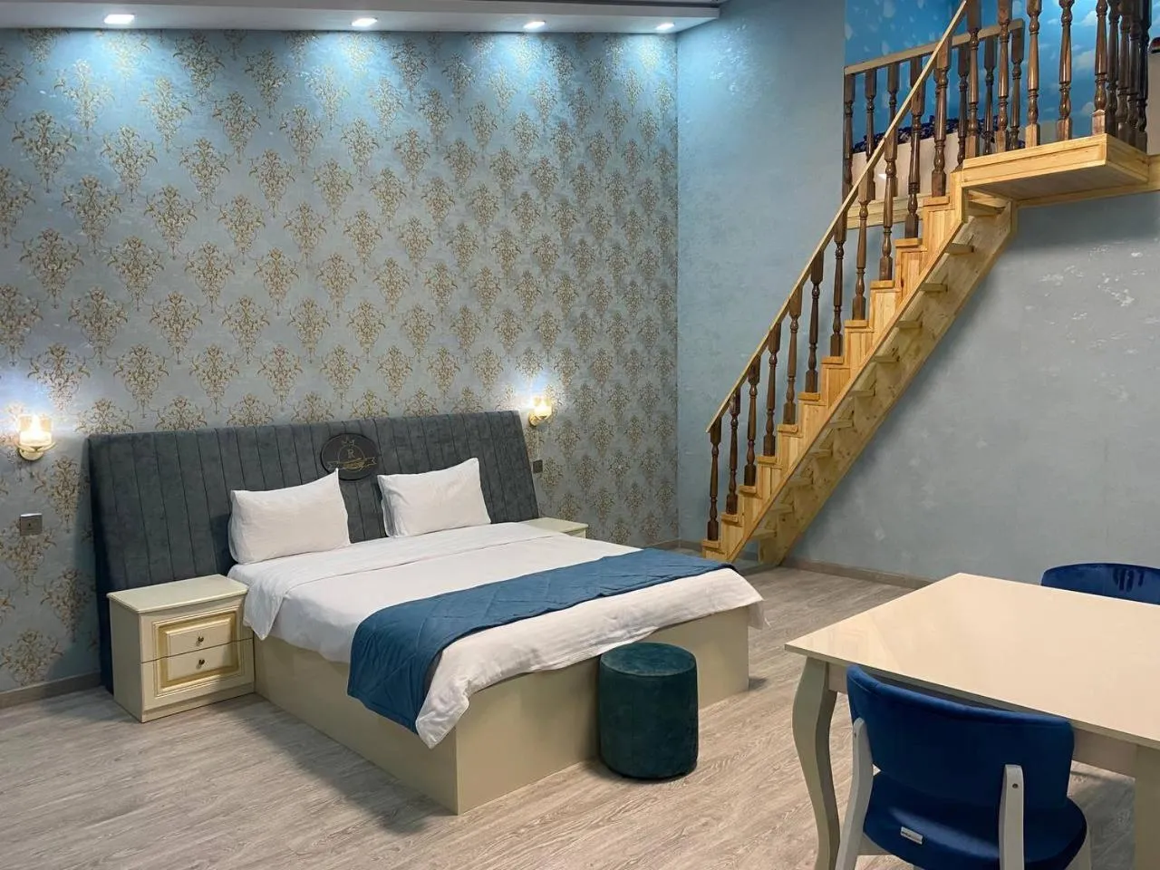 Living room, Bed in Starway Hotel