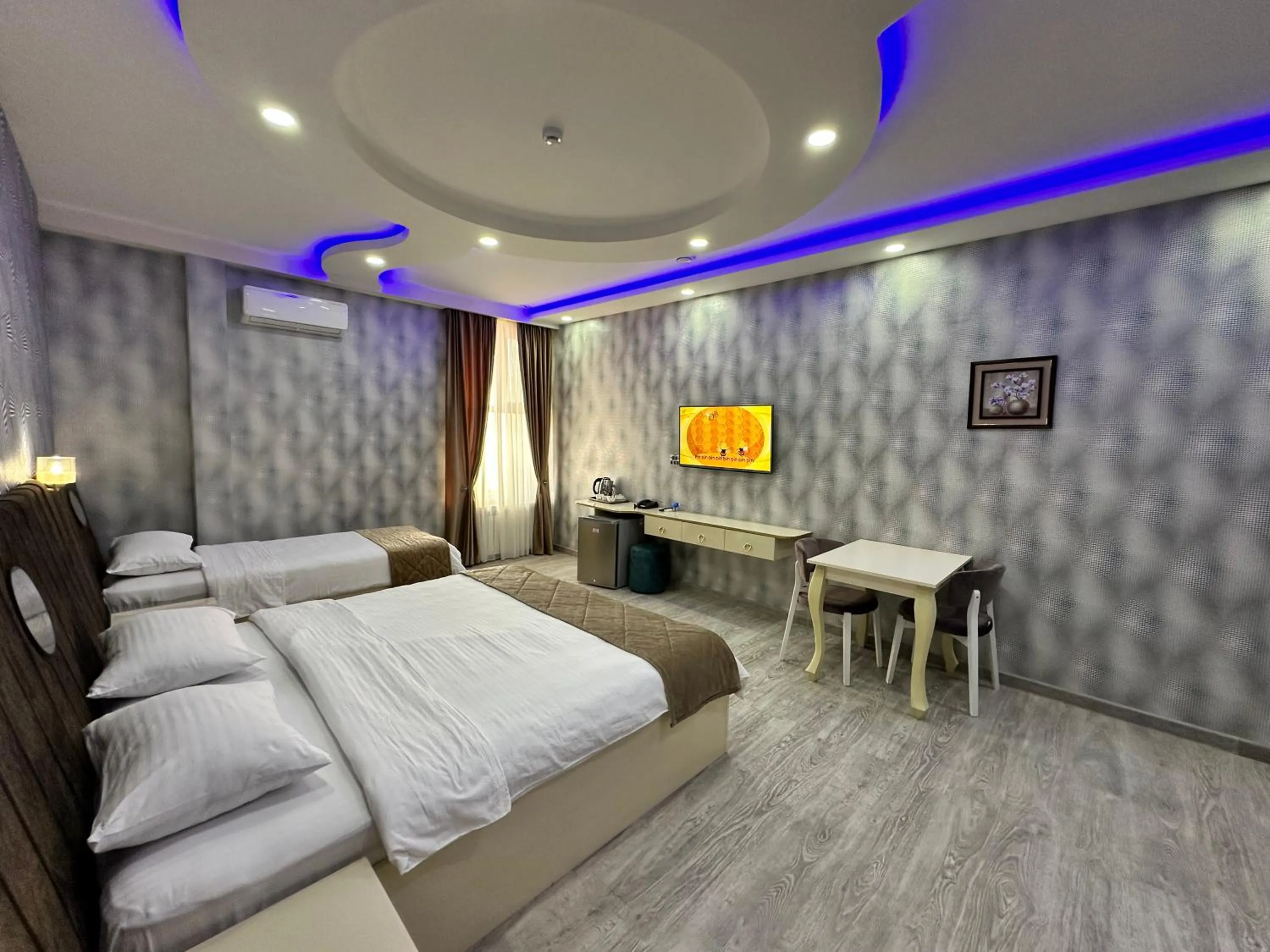 Living room, Bed in Starway Hotel