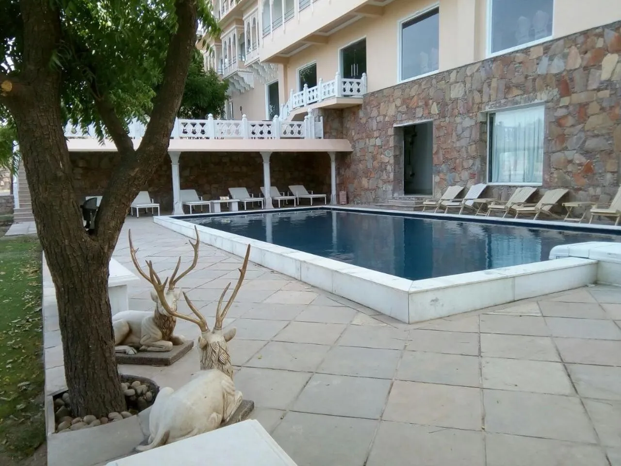 Swimming pool in Fateh Niwas by Fateh Collection