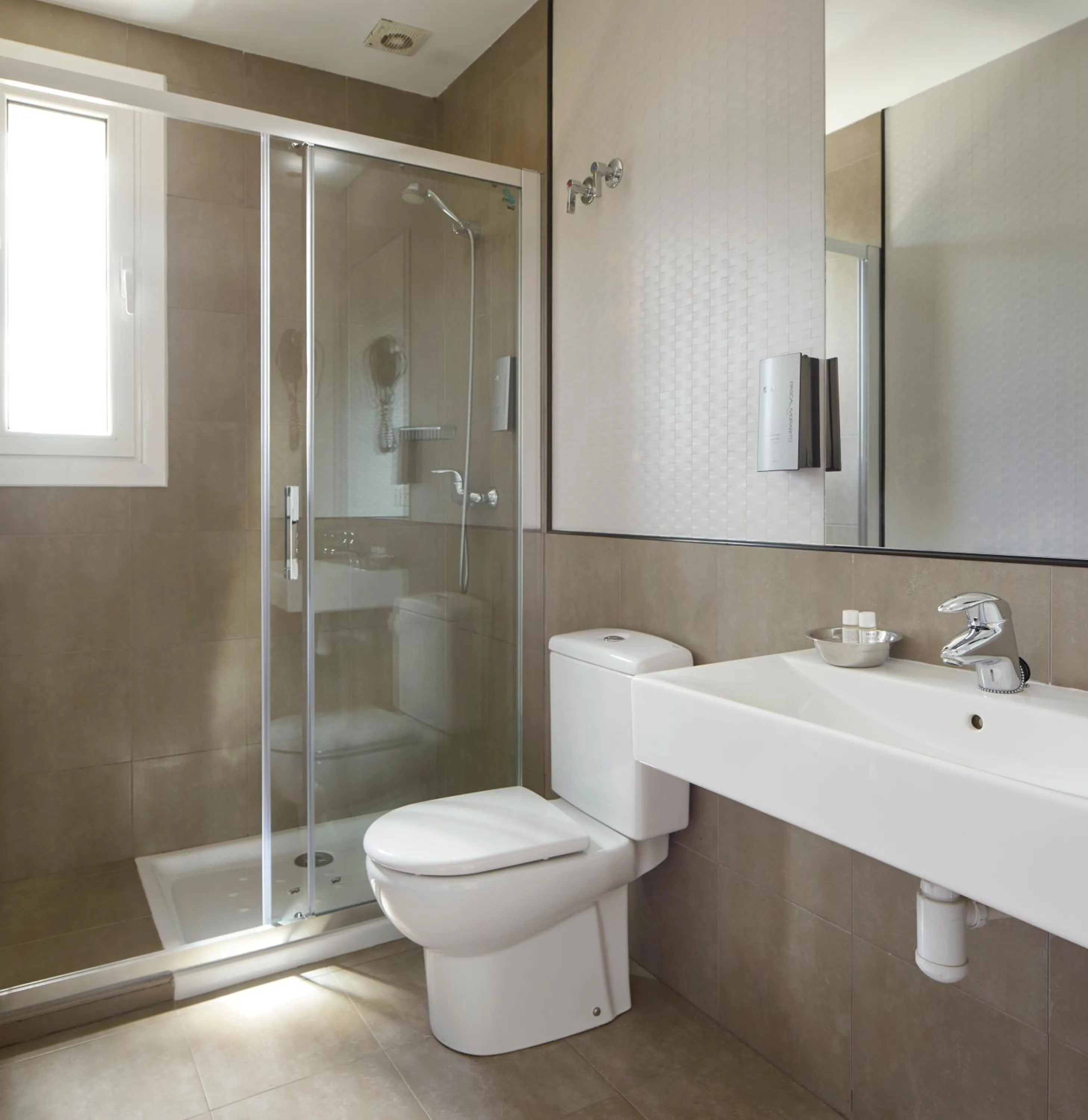 Bathroom in Hotel Berri Versalles