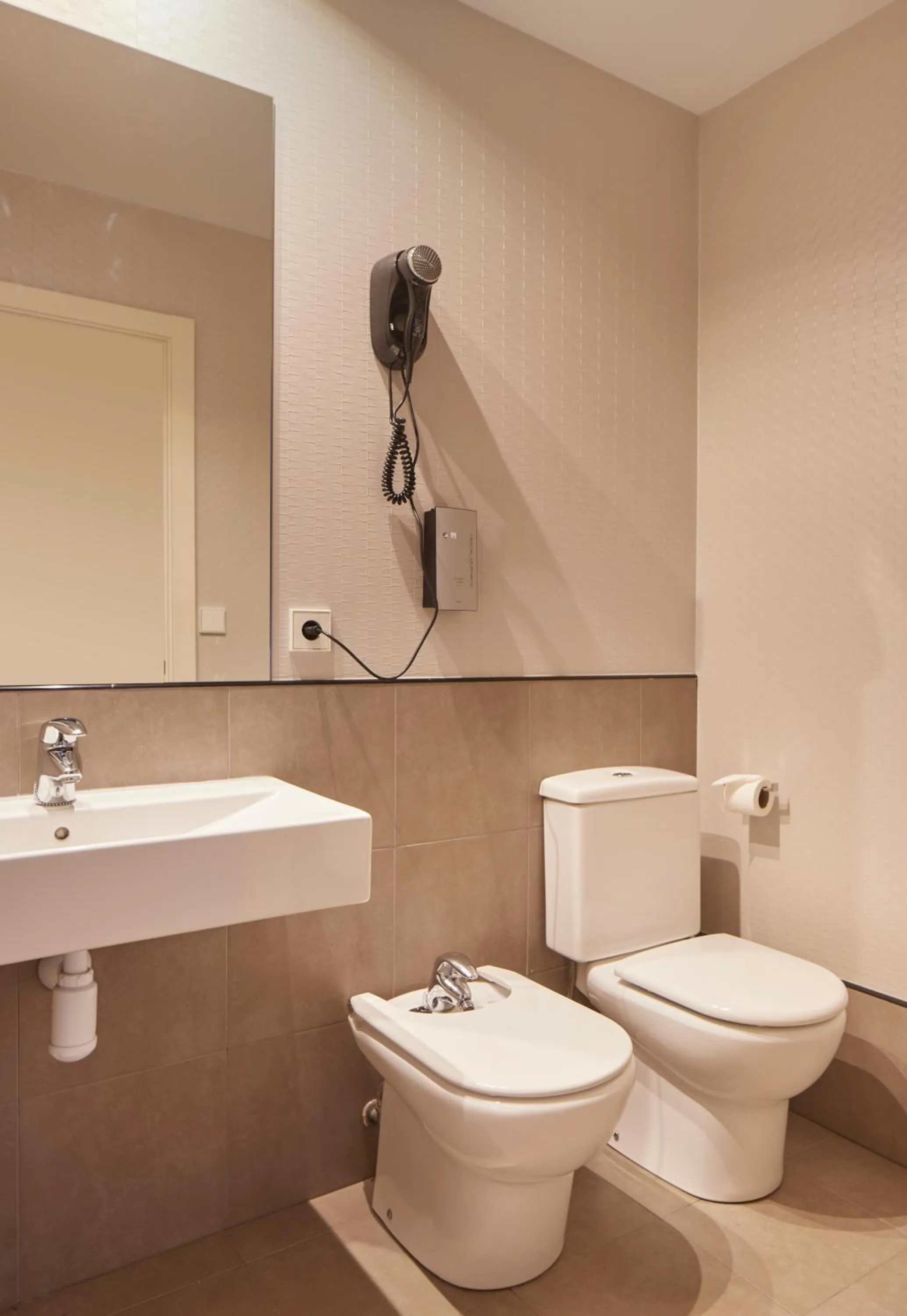 Toilet in Hotel Berri Versalles