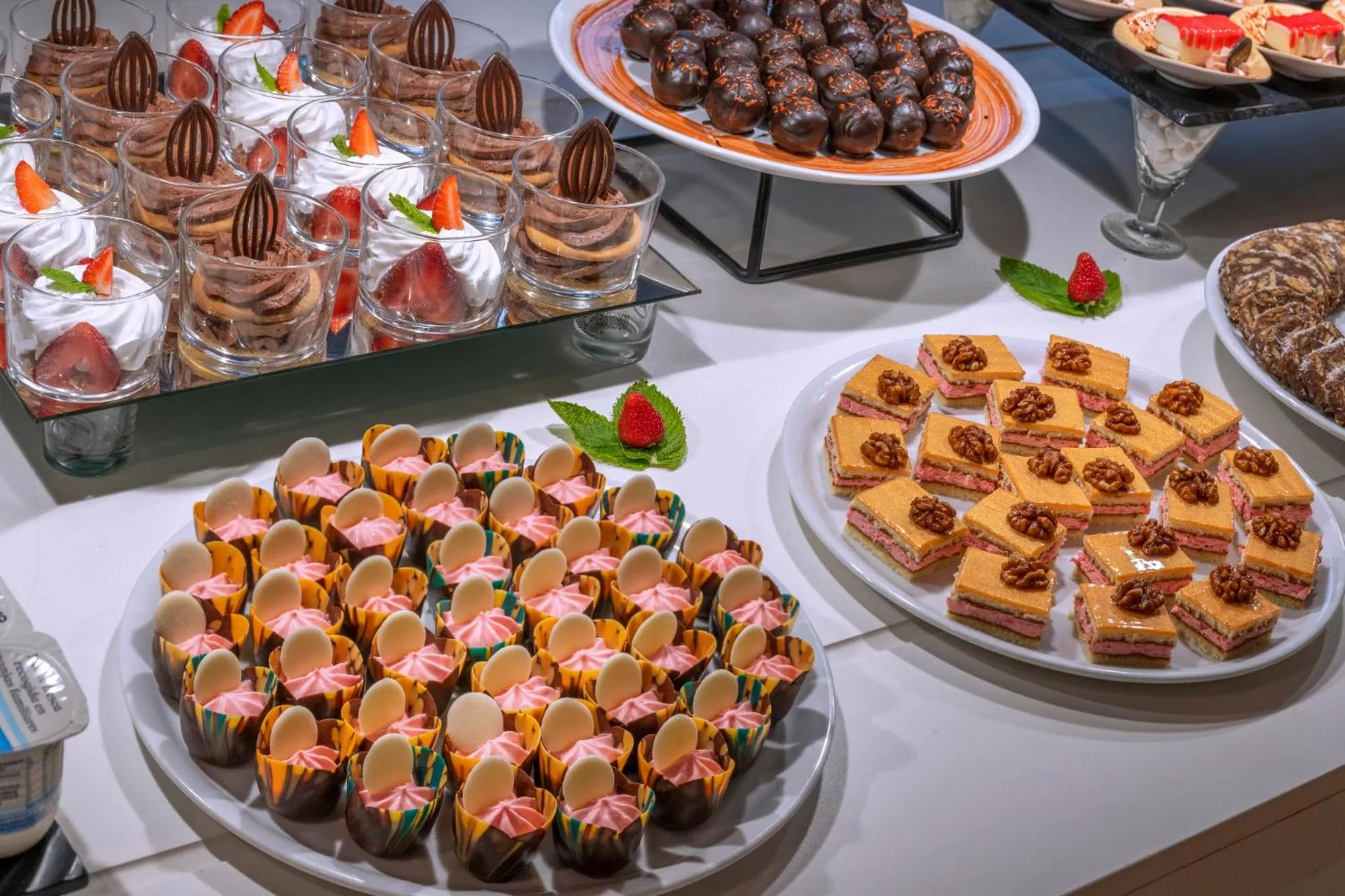 Restaurant/places to eat in Caprici Beach Hotel & Spa