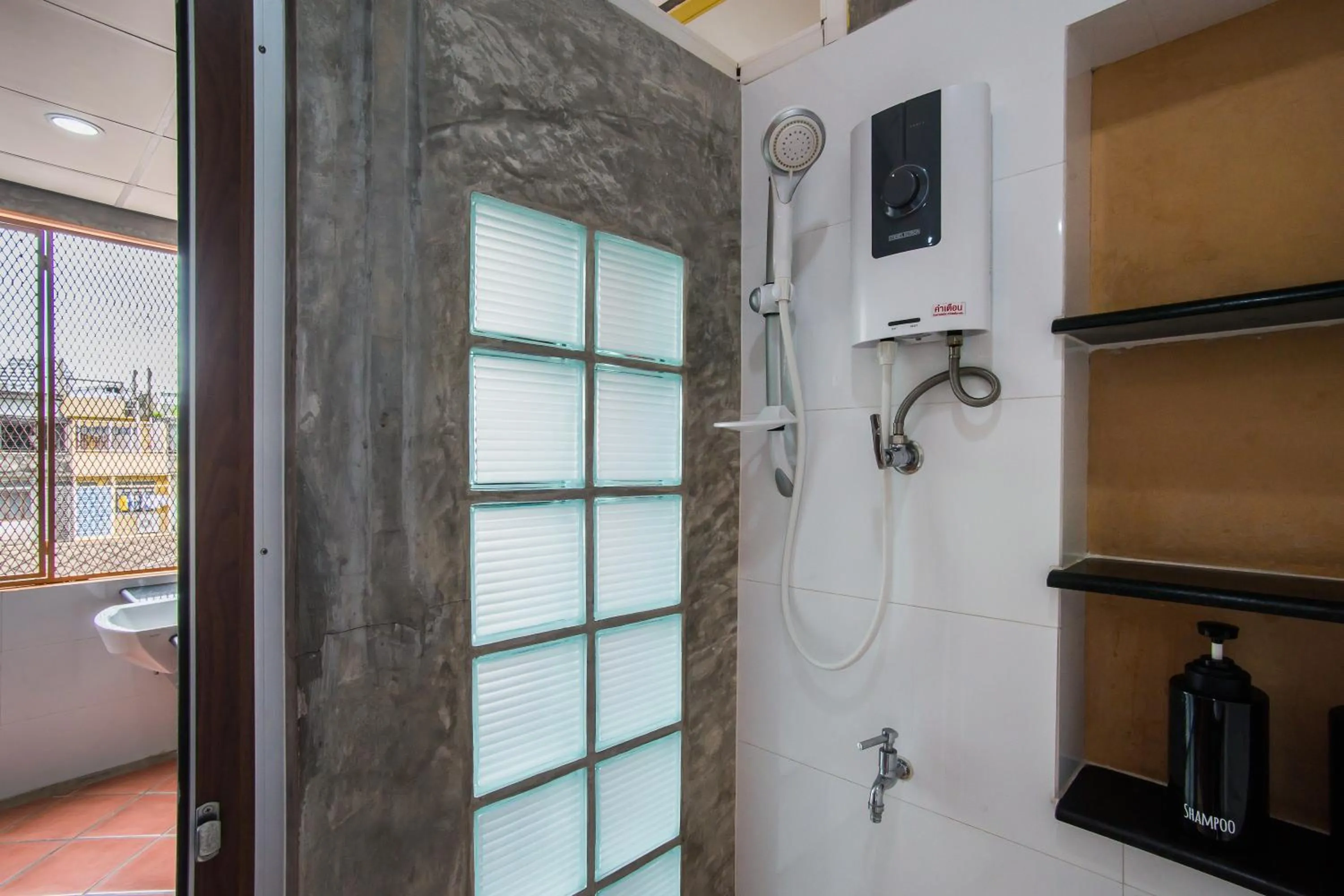 Shower in Banthat Thong Hostel