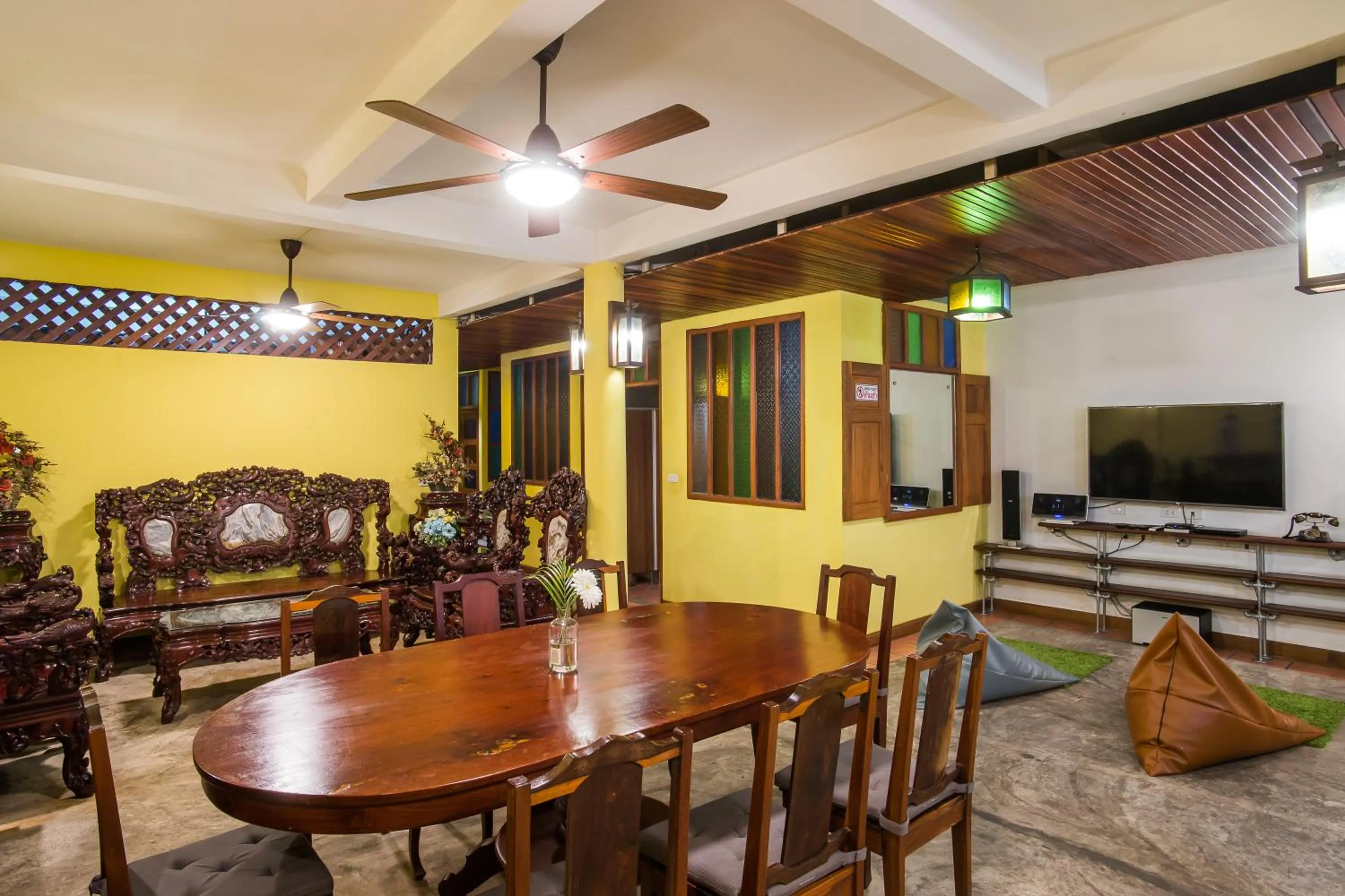 Seating area in Banthat Thong Hostel