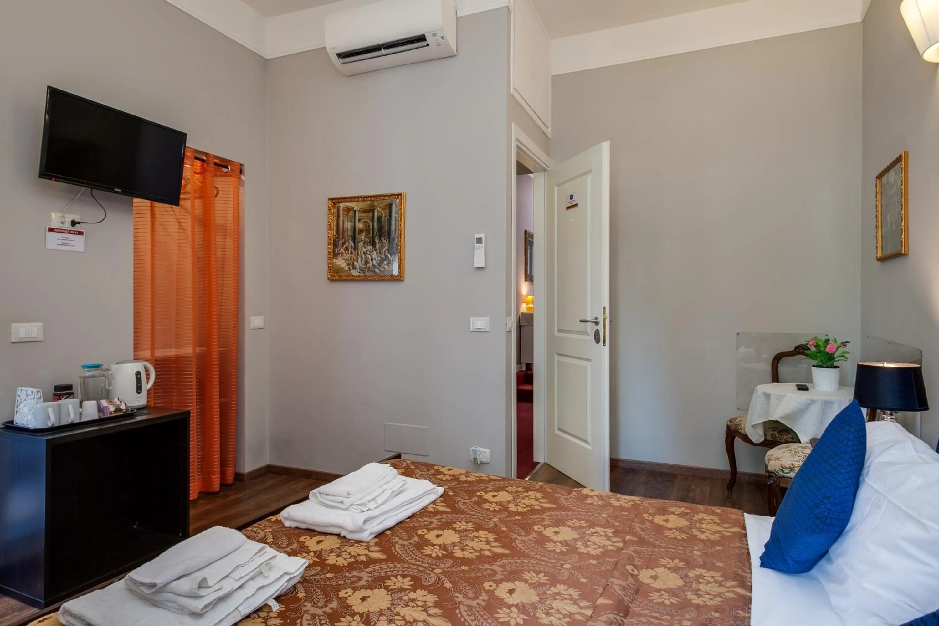 Photo of the whole room, Bed in Raphael Rooms