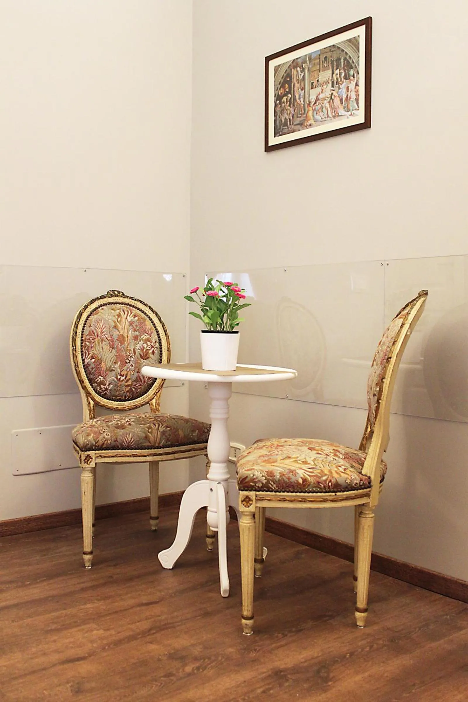 Photo of the whole room in Raphael Rooms