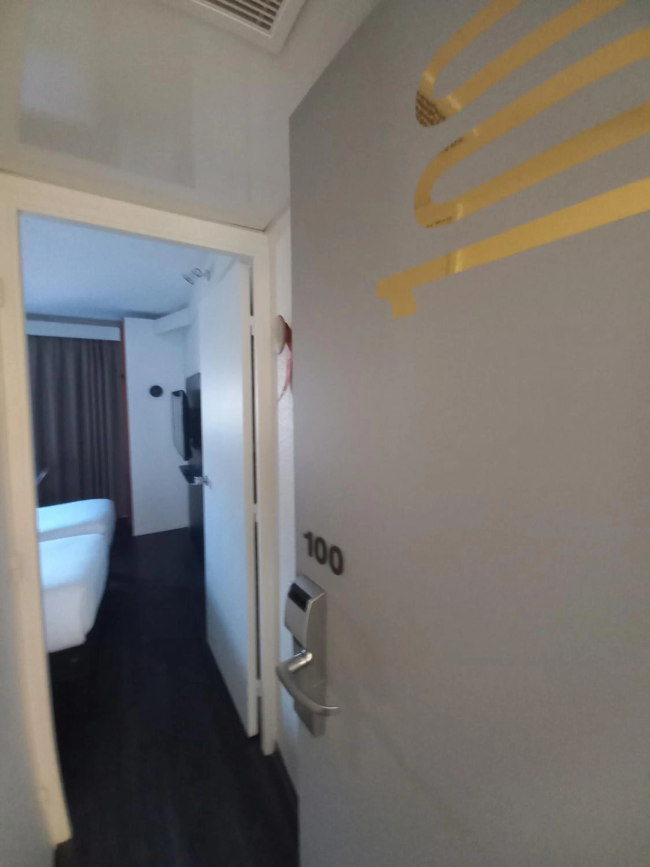 Bedroom in ibis Orange Centre Echangeur A7 A9