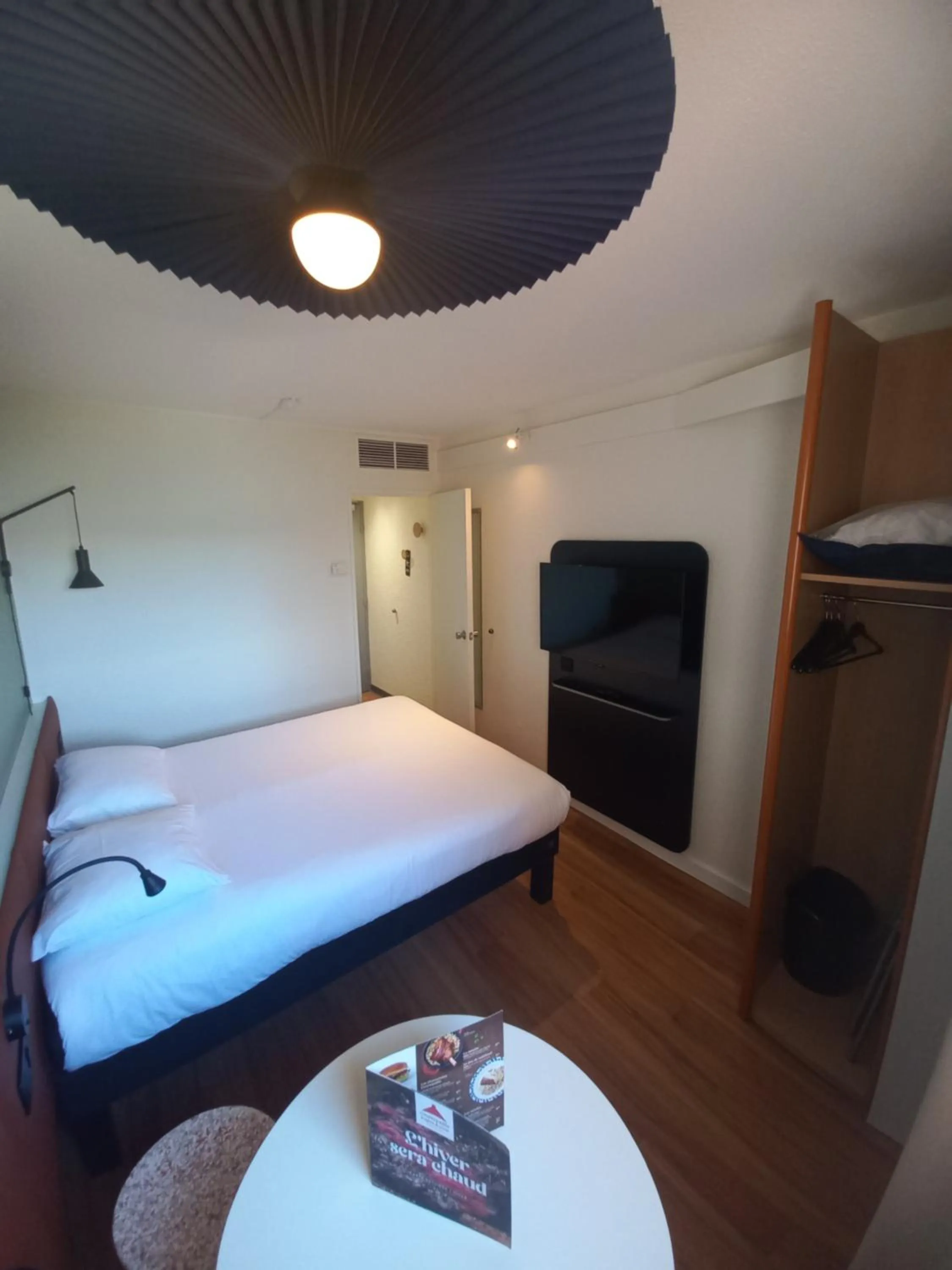 Bed in ibis Orange Centre Echangeur A7 A9