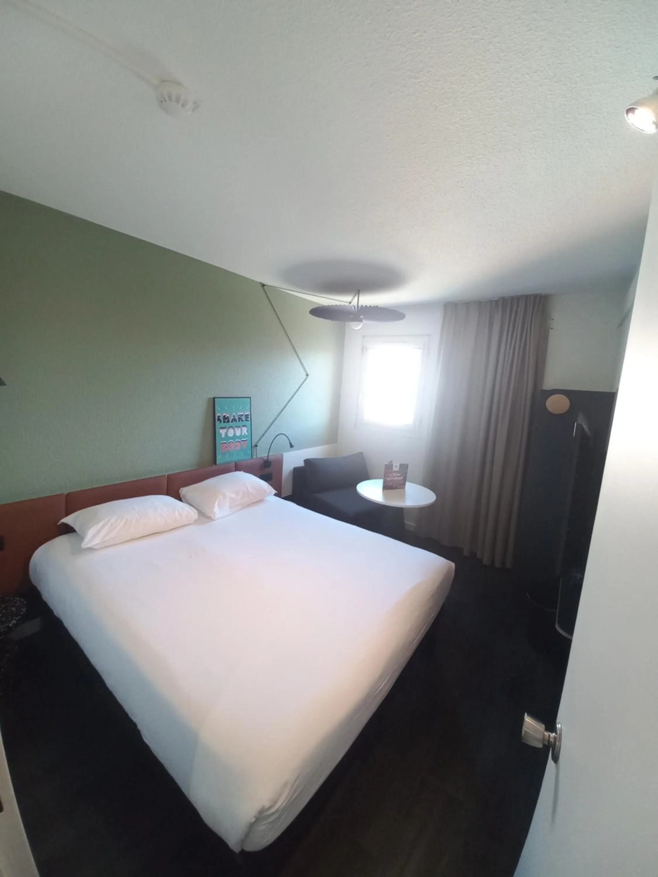 Bed in ibis Orange Centre Echangeur A7 A9