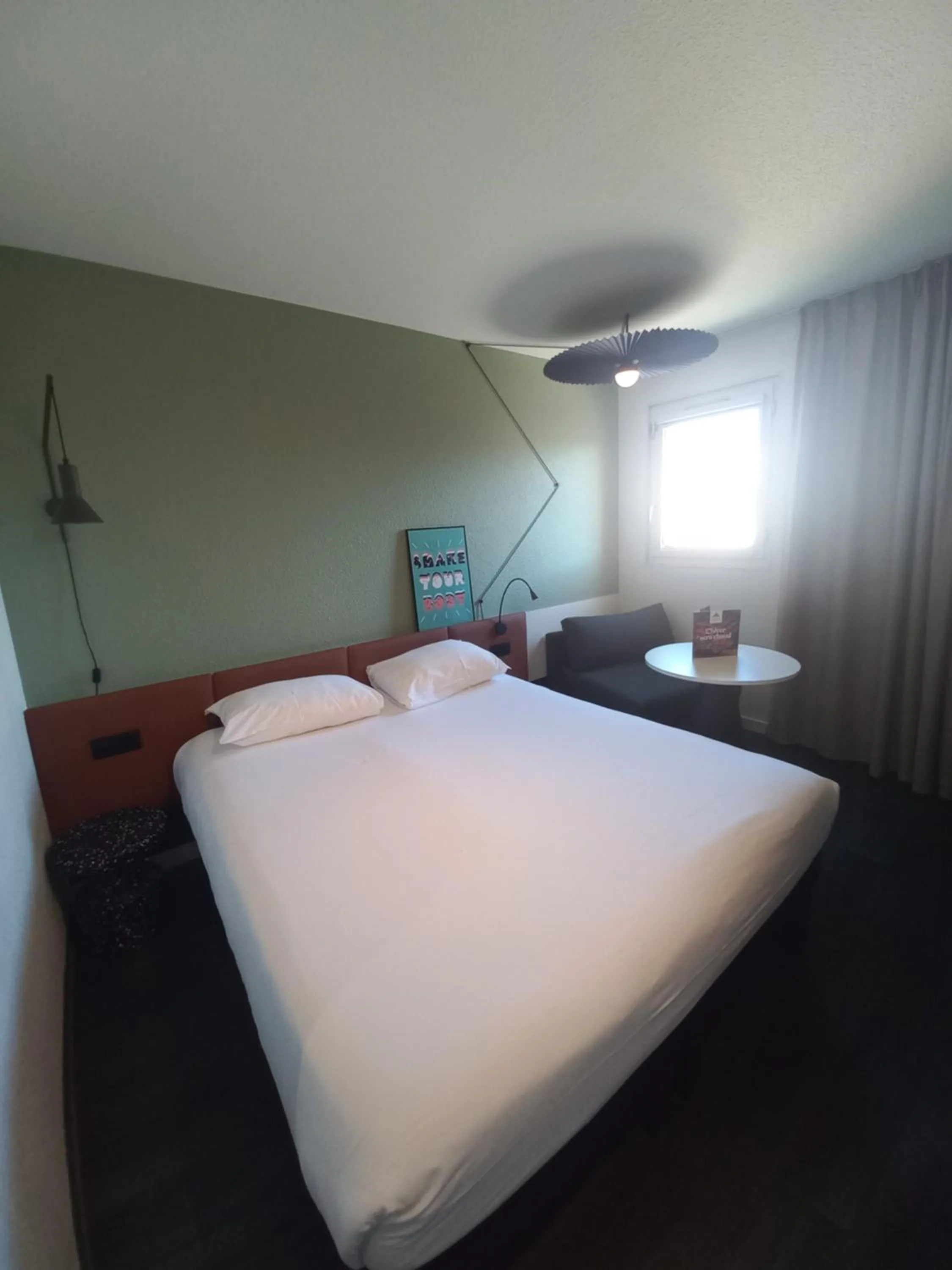 Bed in ibis Orange Centre Echangeur A7 A9