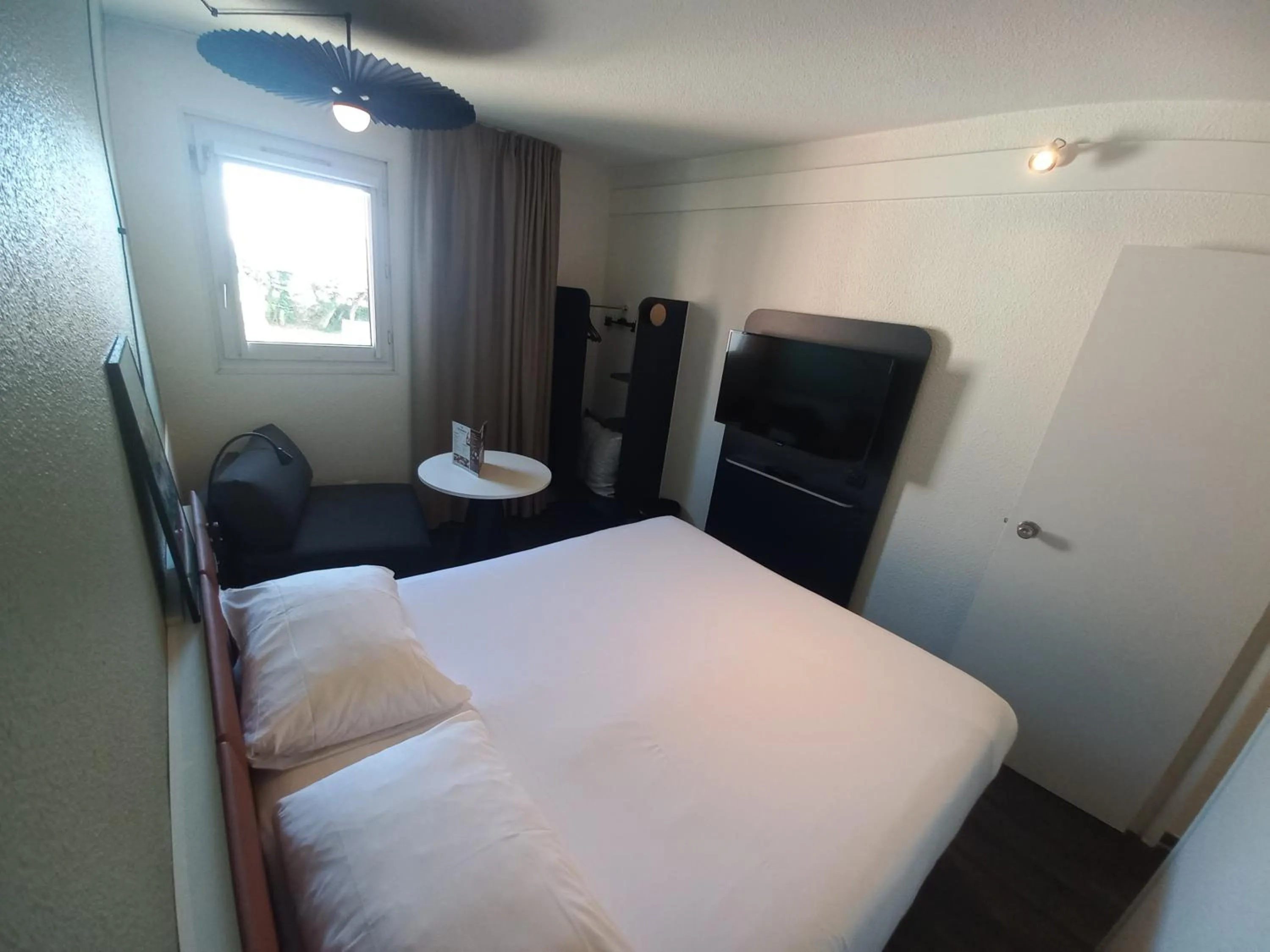 Bed in ibis Orange Centre Echangeur A7 A9