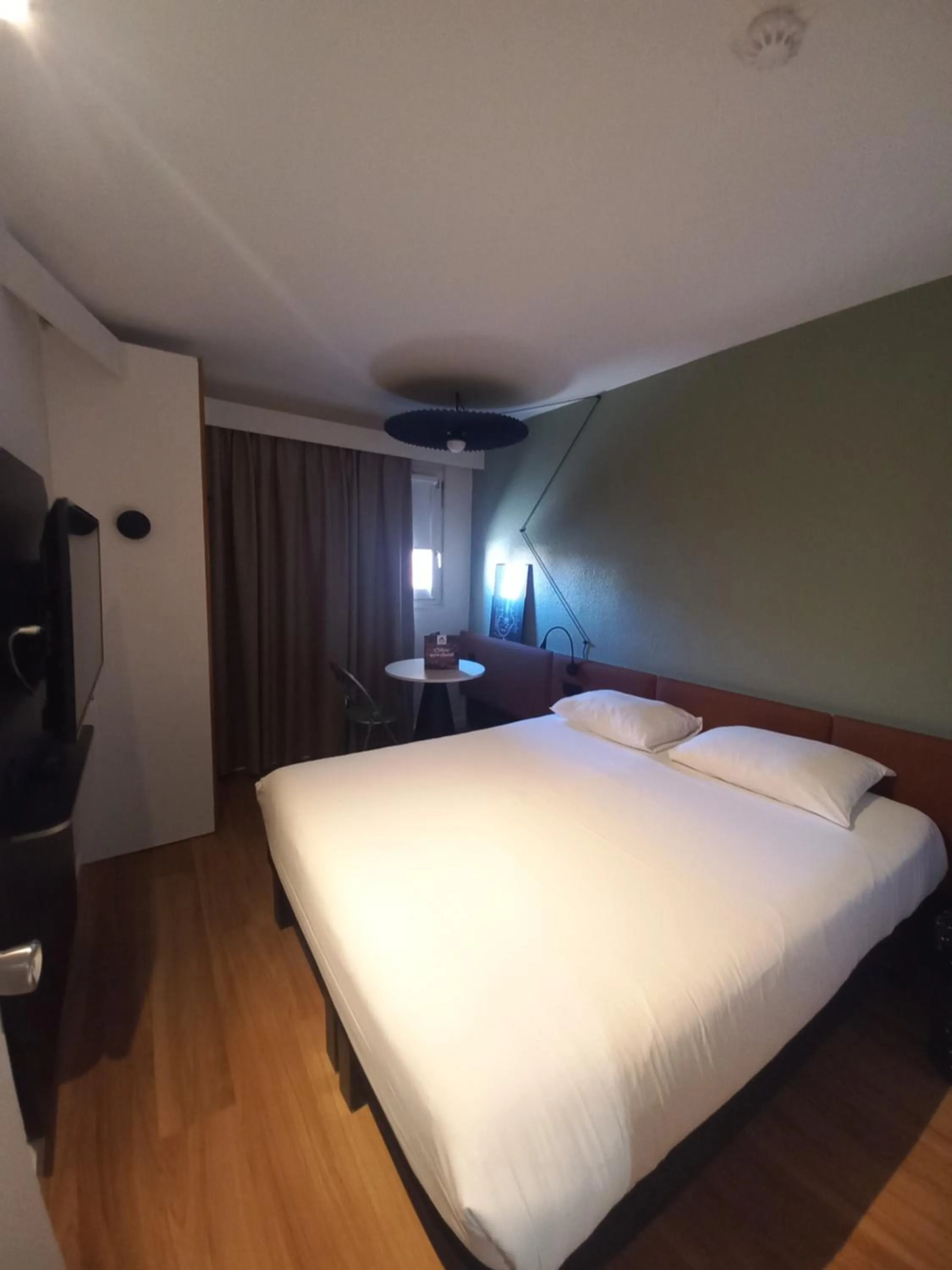 Bed in ibis Orange Centre Echangeur A7 A9