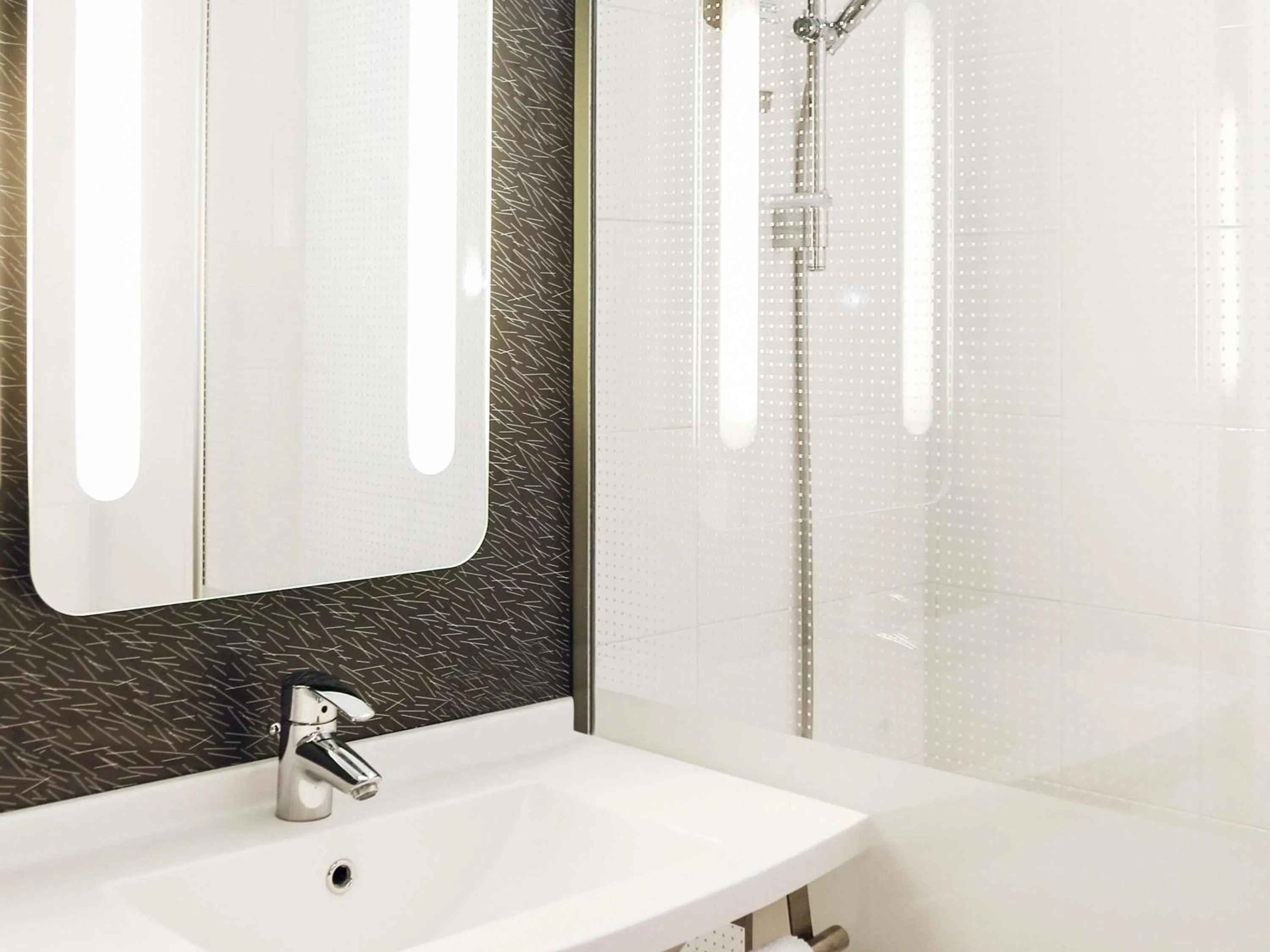 Bedroom in ibis Orange Centre