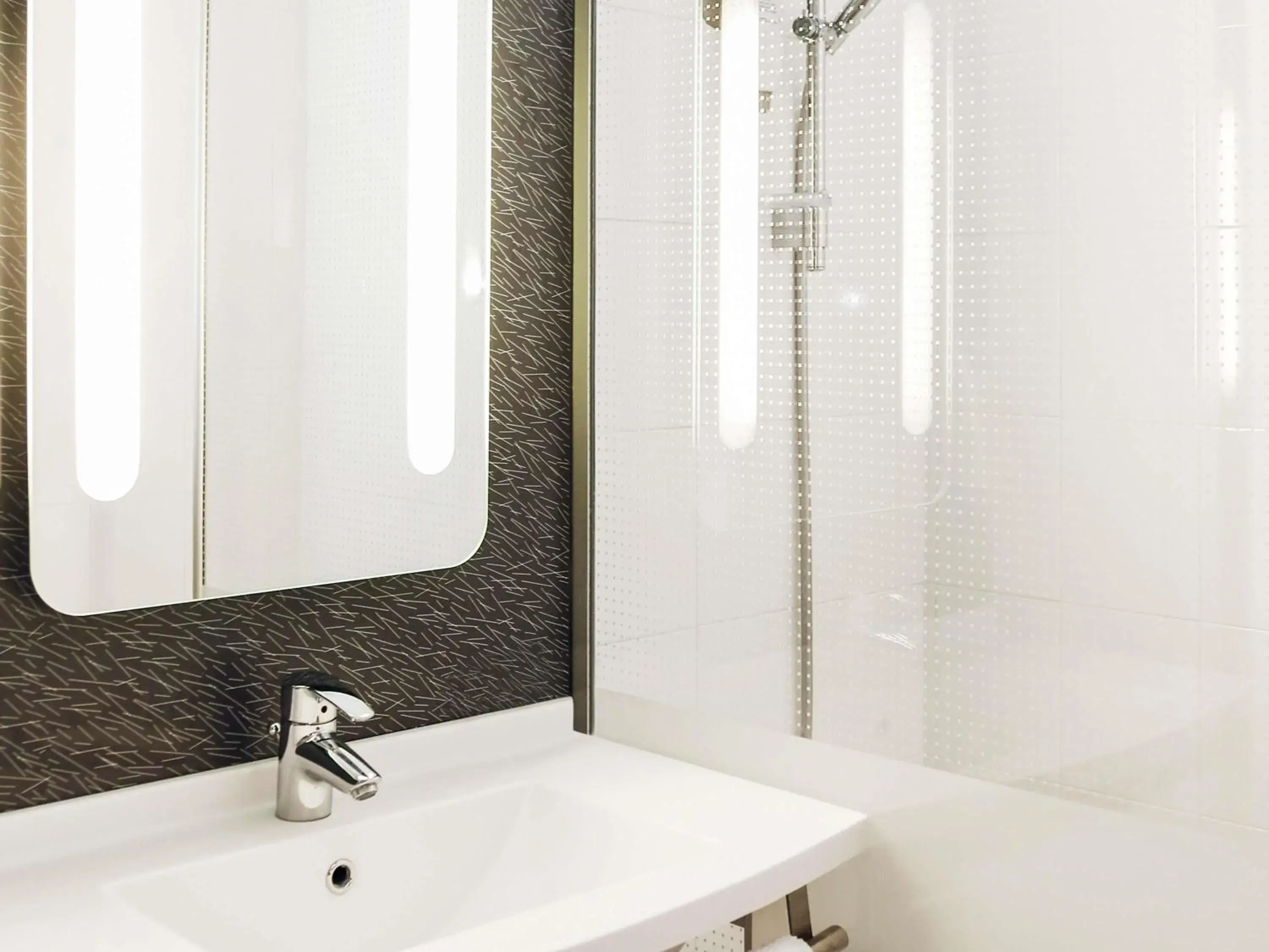 Standard Room with One Double Bed and One Single Bed in ibis Orange Centre Standard Room with One Double Bed and One Single Bed in ibis Orange Centre