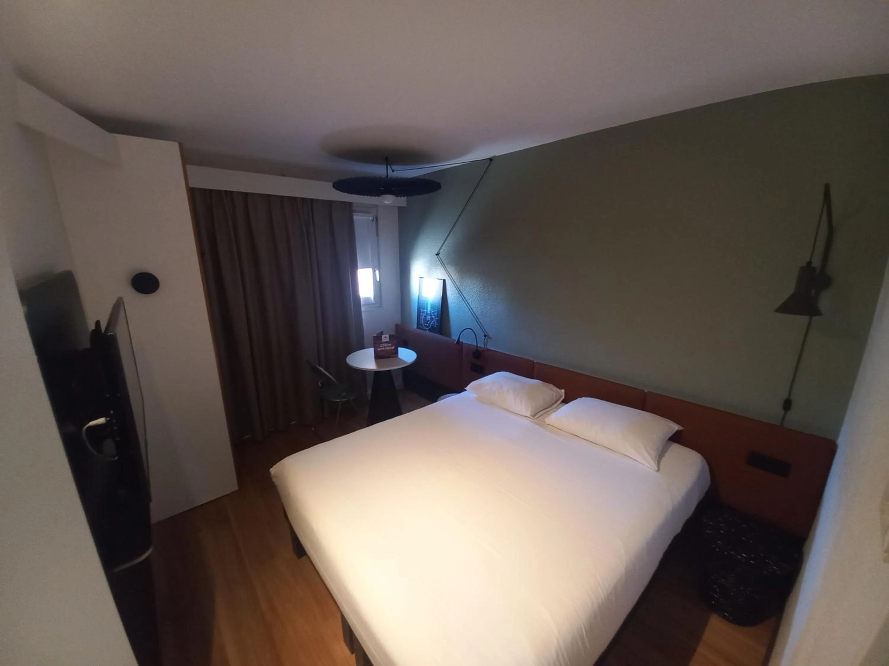 Bed in ibis Orange Centre Echangeur A7 A9