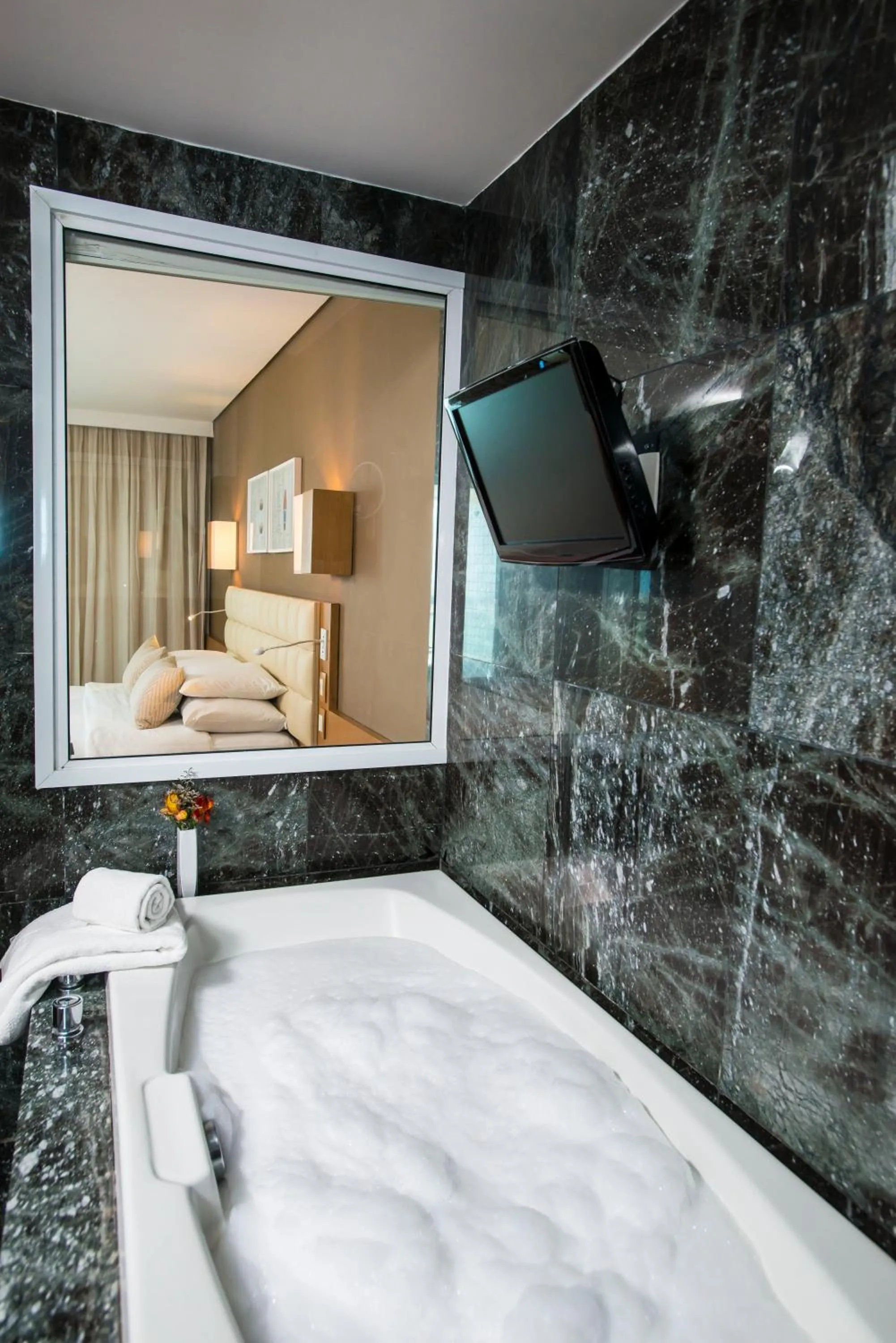 Bathroom, Bed in Hotel Luzeiros São Luis