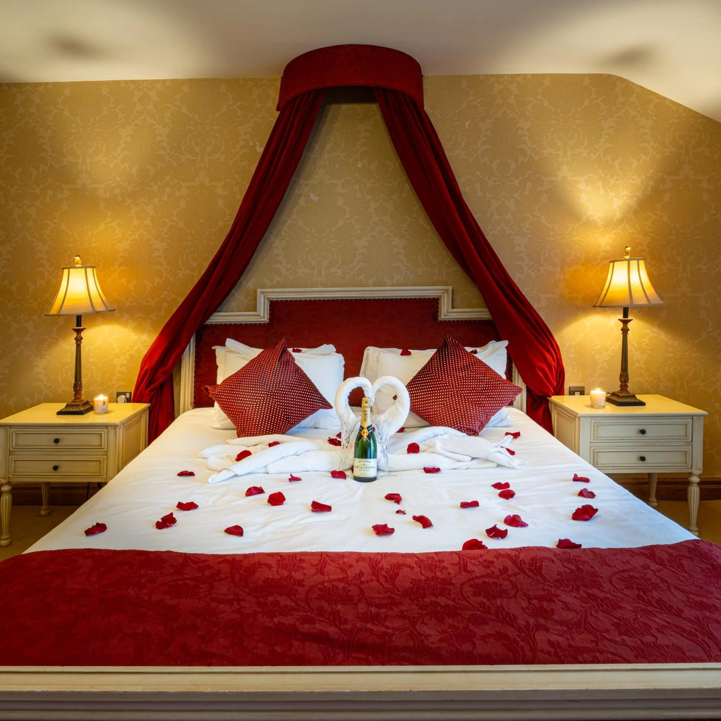 Bed in Kettles Country House Hotel