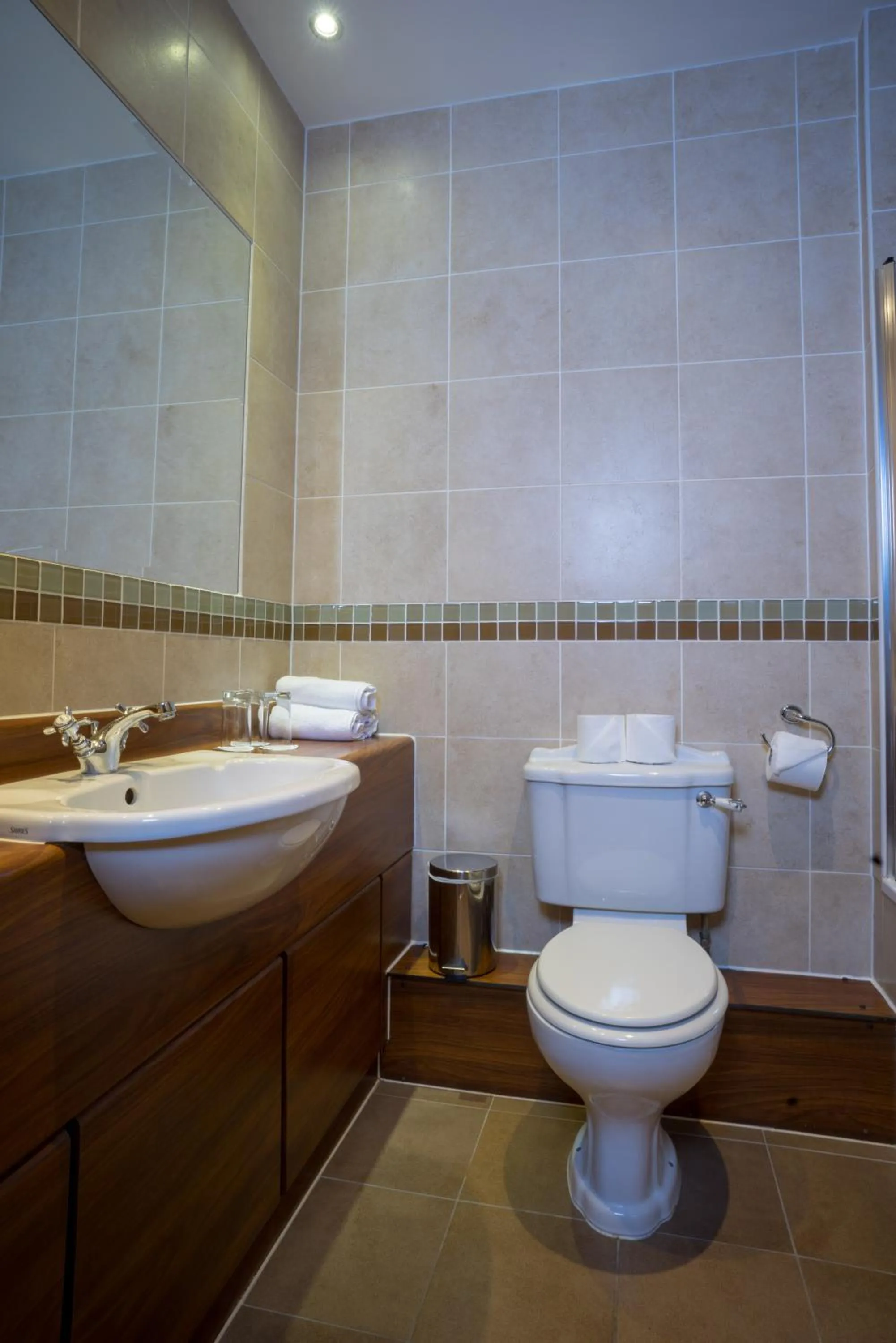 Toilet in Kettles Country House Hotel