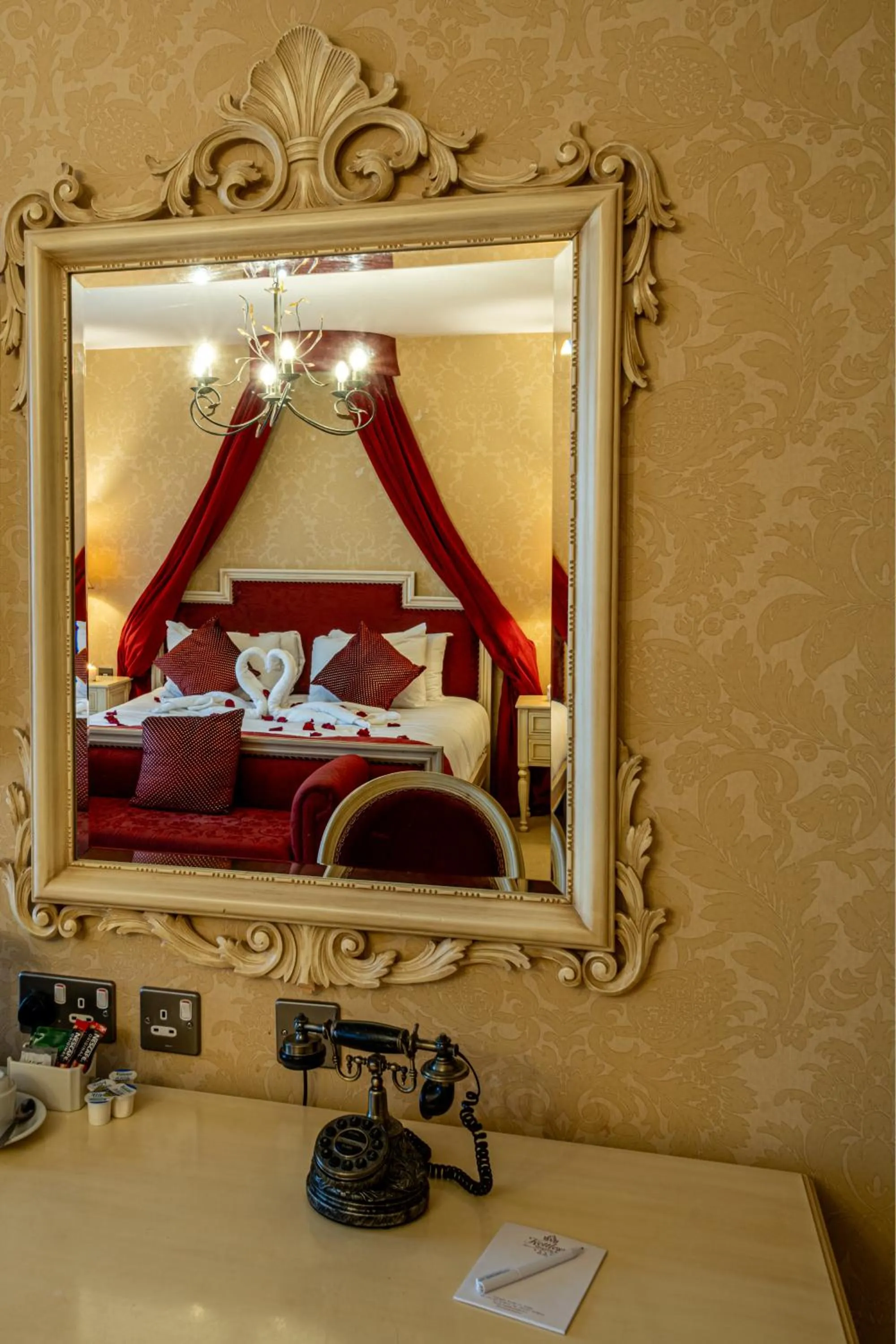 Bedroom, Bed in Kettles Country House Hotel
