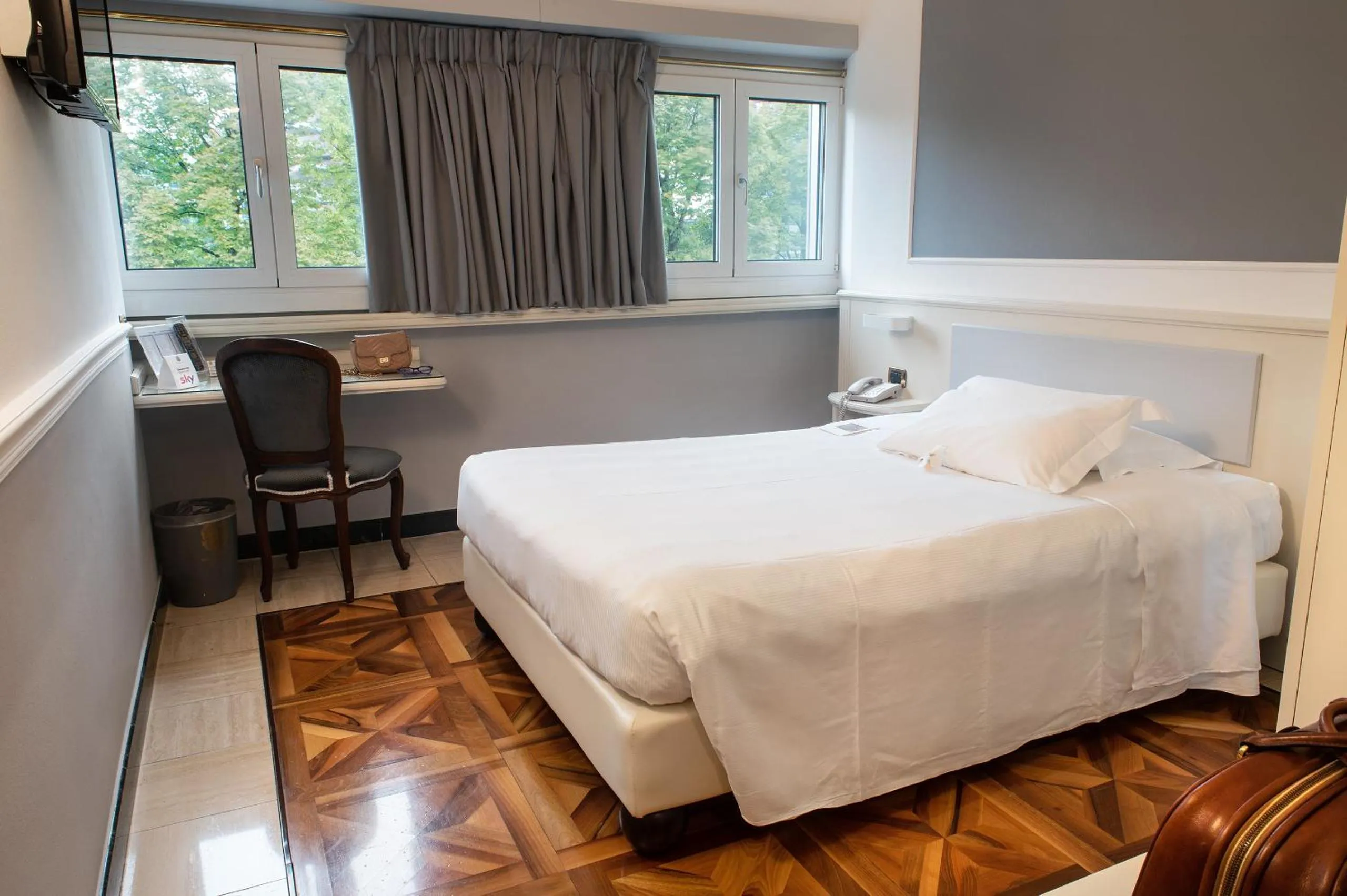 Photo of the whole room, Bed in Santa Barbara Hotel