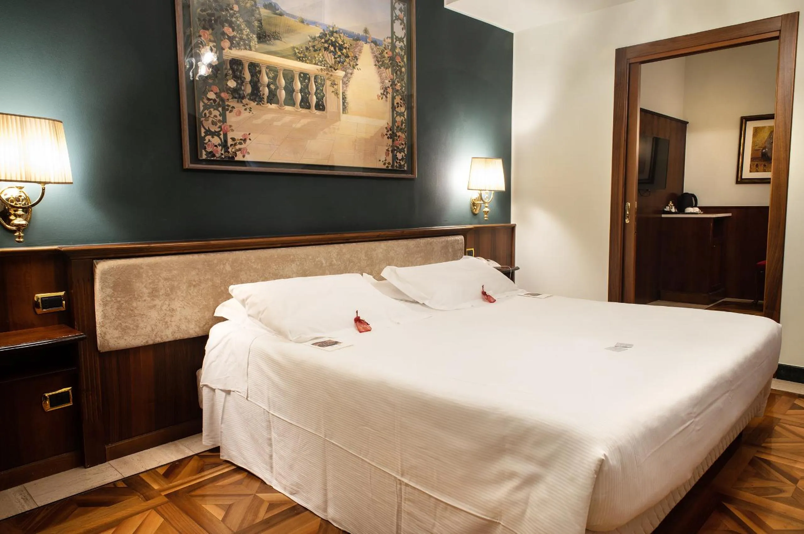 Bedroom, Bed in Santa Barbara Hotel