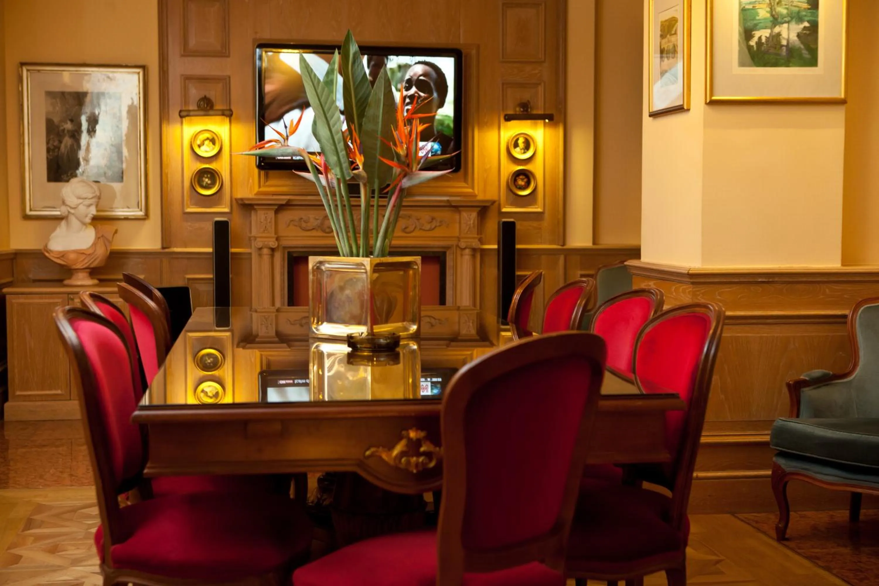 Communal lounge/ TV room in Santa Barbara Hotel