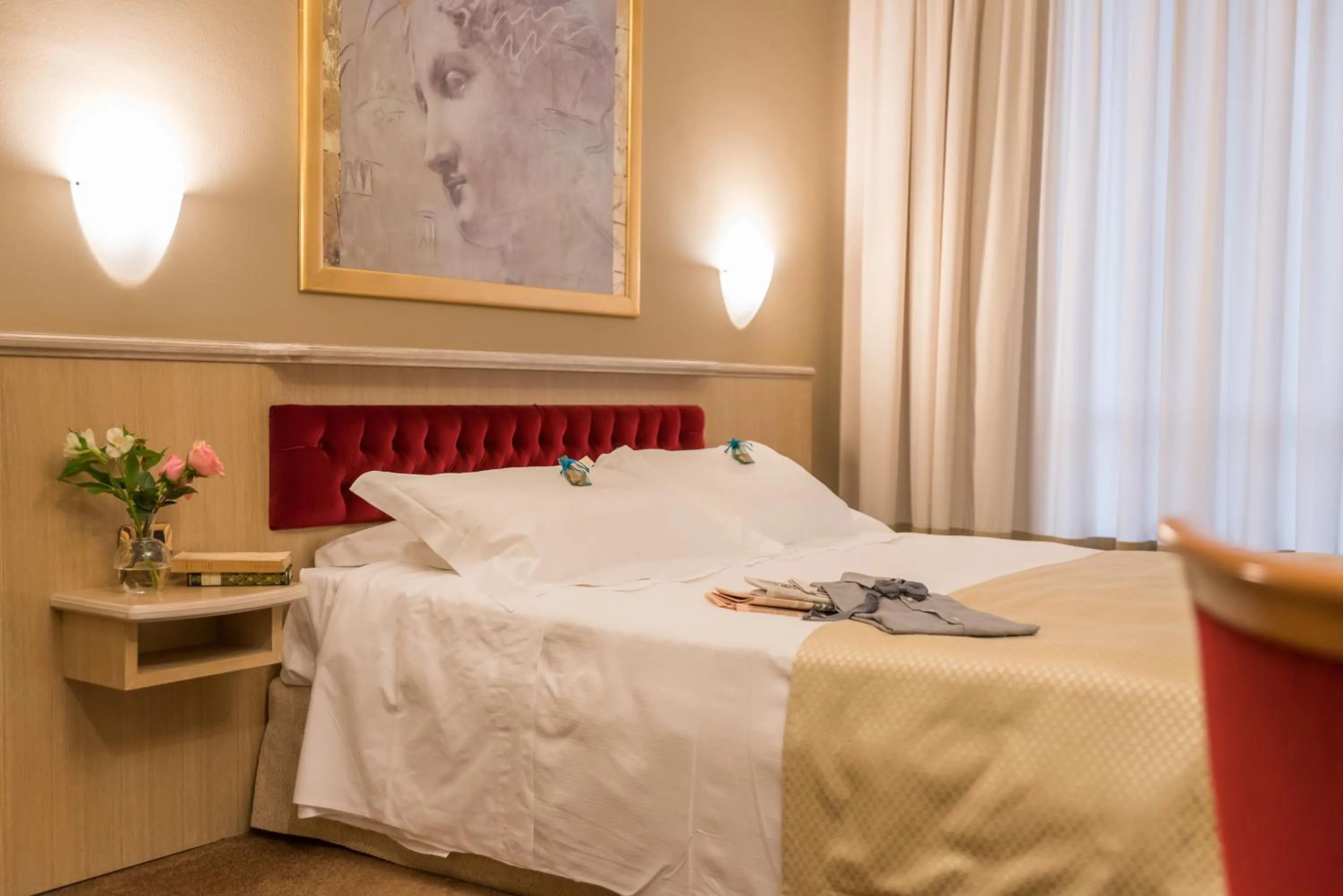 Photo of the whole room, Bed in Santa Barbara Hotel