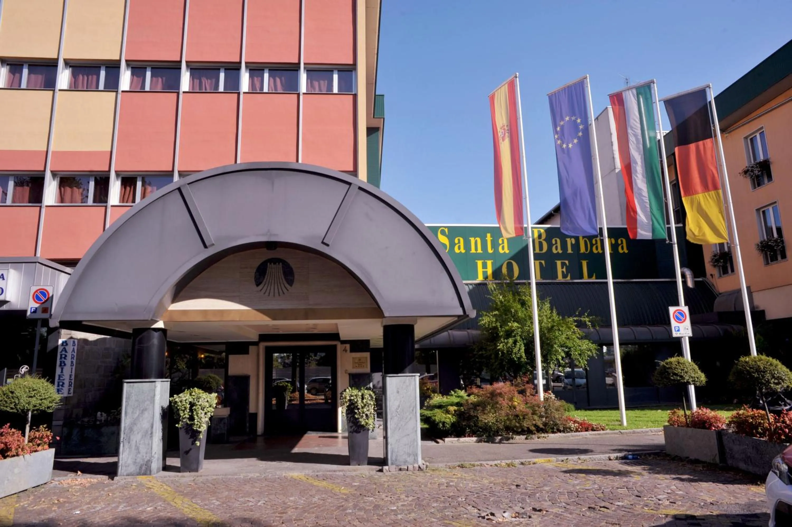 Facade/entrance in Santa Barbara Hotel