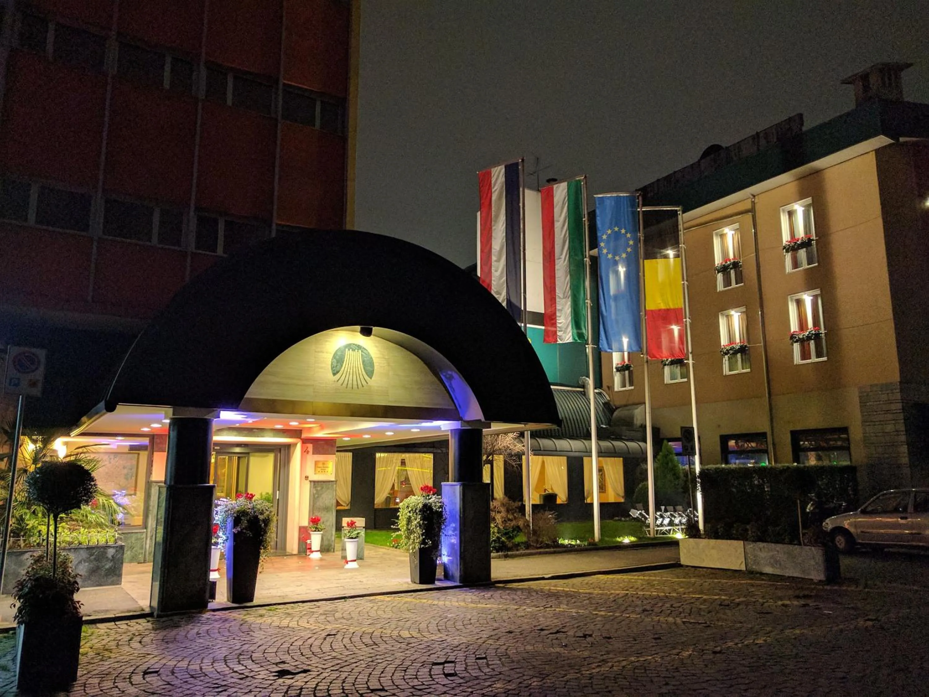 Facade/entrance in Santa Barbara Hotel
