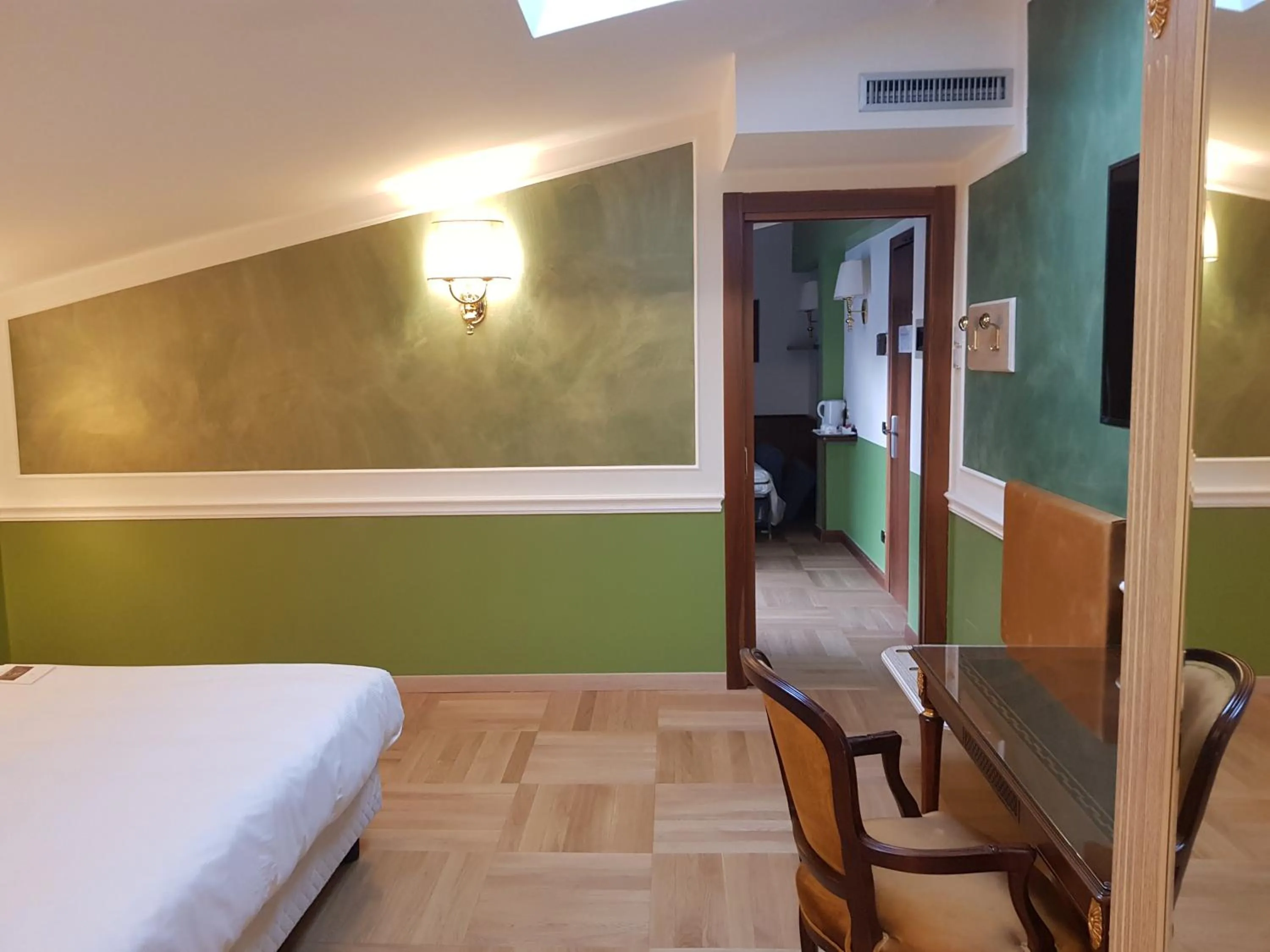 Photo of the whole room, Bed in Santa Barbara Hotel