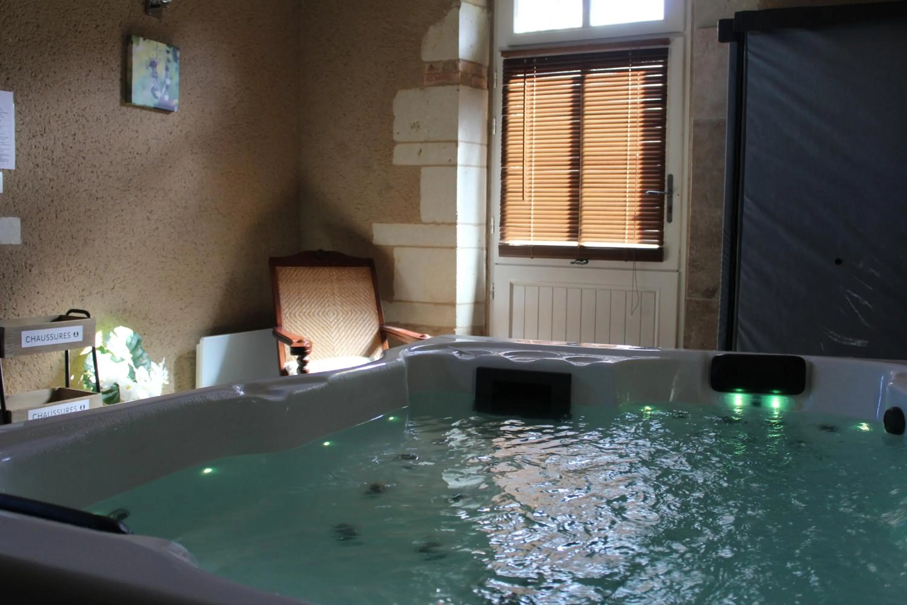 Hot Tub in Hôtel & Spa Chai De La Paleine