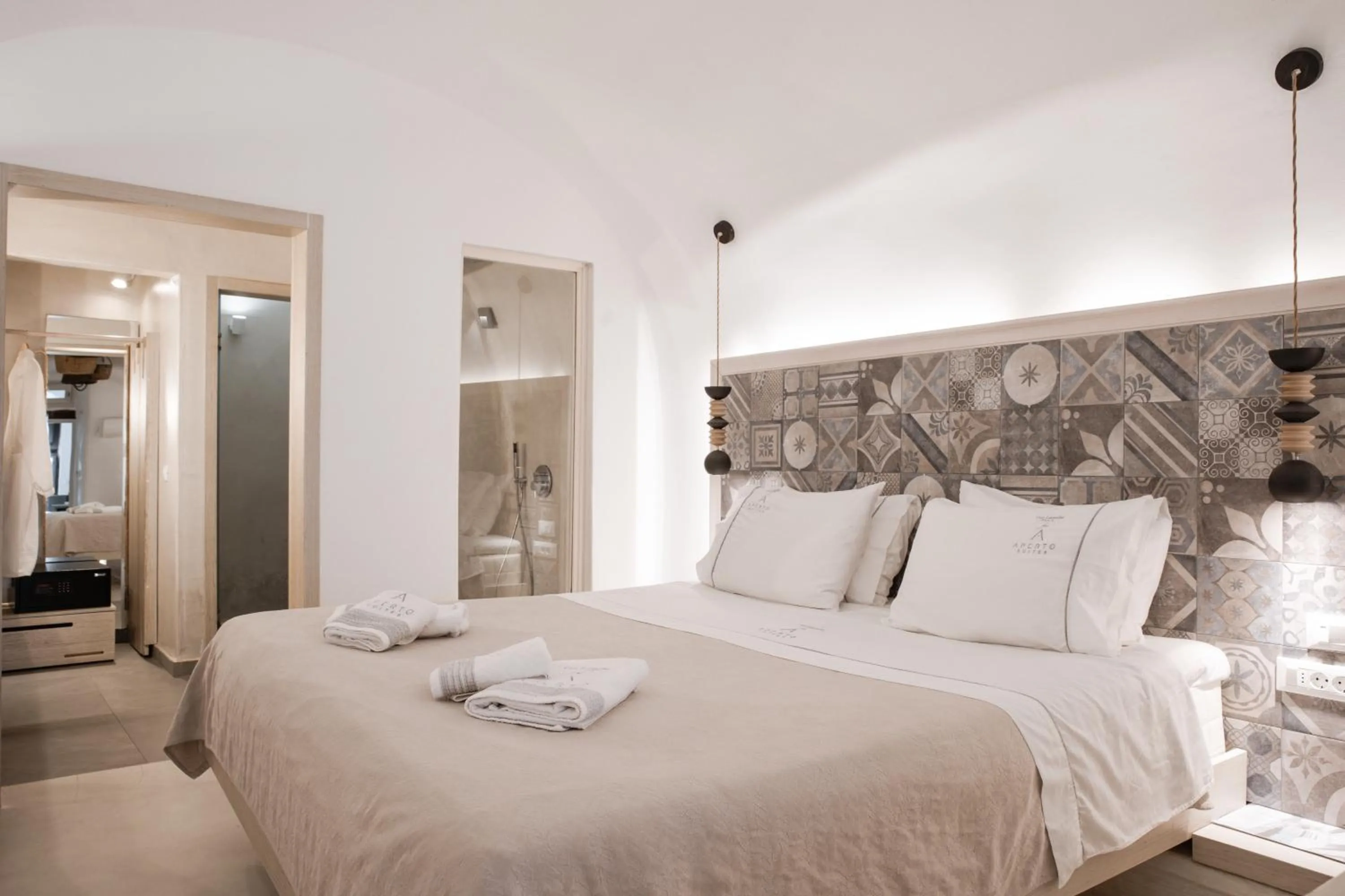 Bed in Aperto Suites - Adults Only