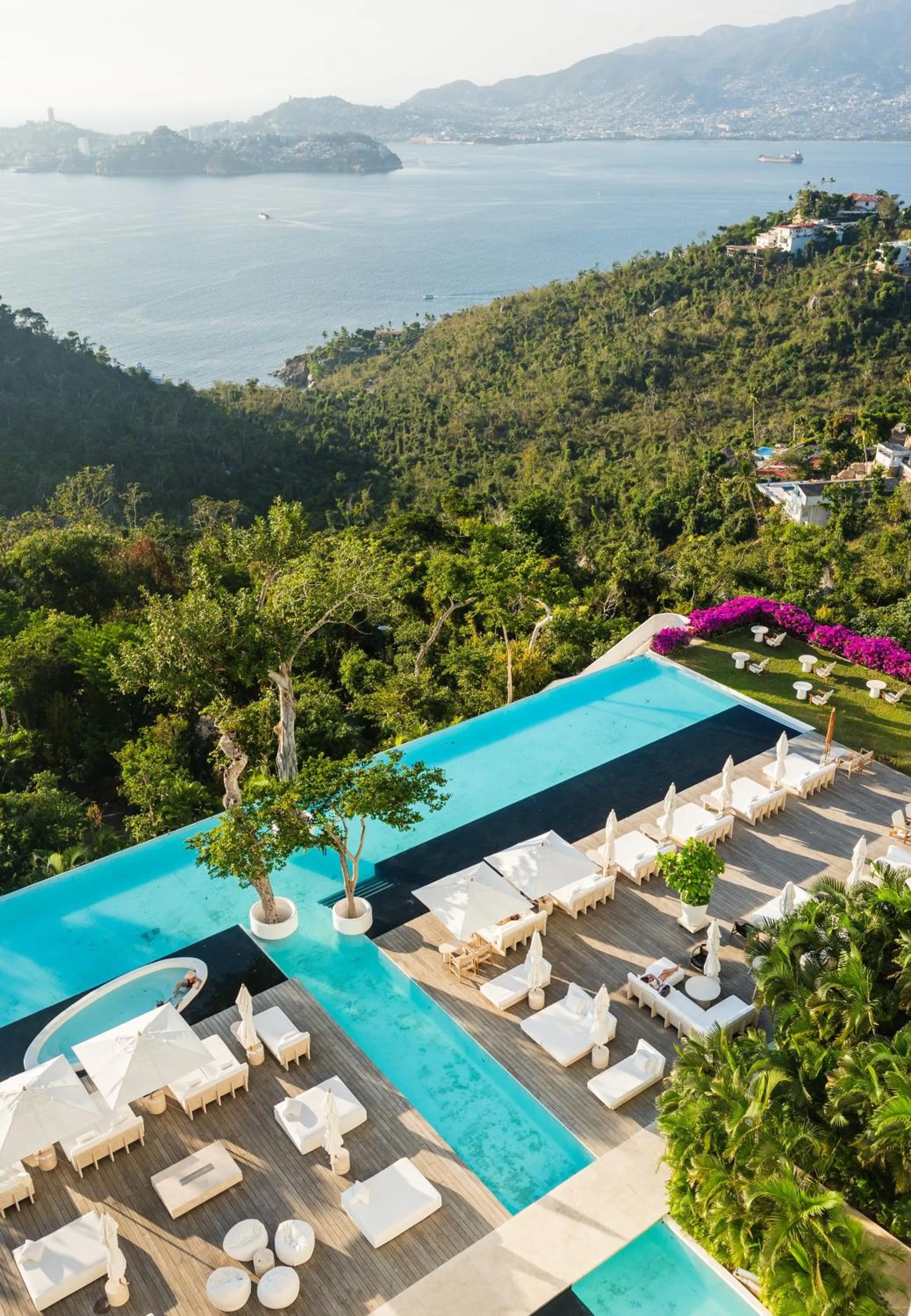 Pool view in Encanto Acapulco